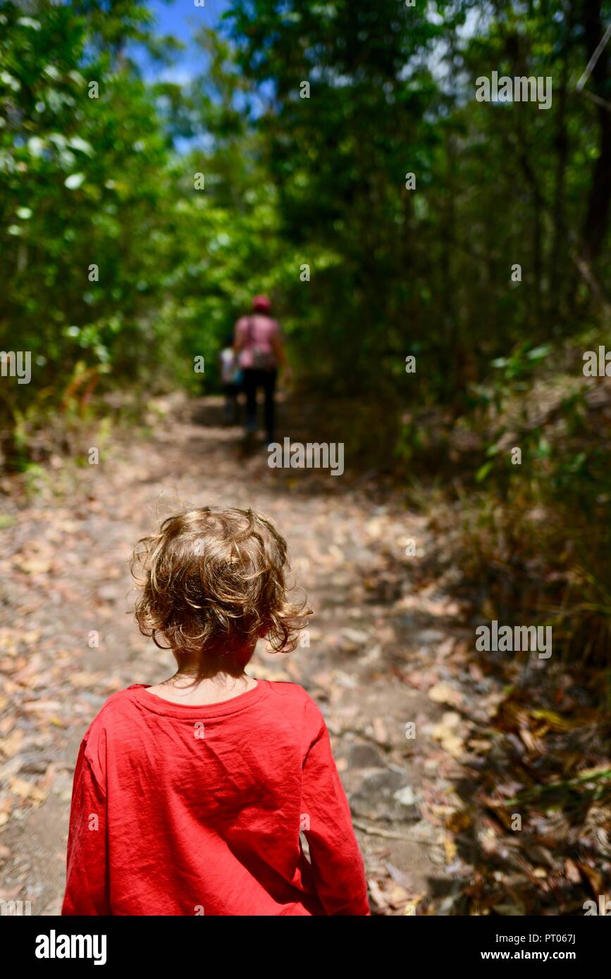 Mutter und Töchter Spaziergang entlang der Dalrymple Lücke Walking Track, QLD, Australien Stockfoto