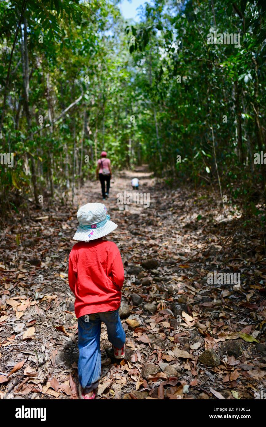 Mutter und Töchter Spaziergang entlang der Dalrymple Lücke Walking Track, QLD, Australien Stockfoto