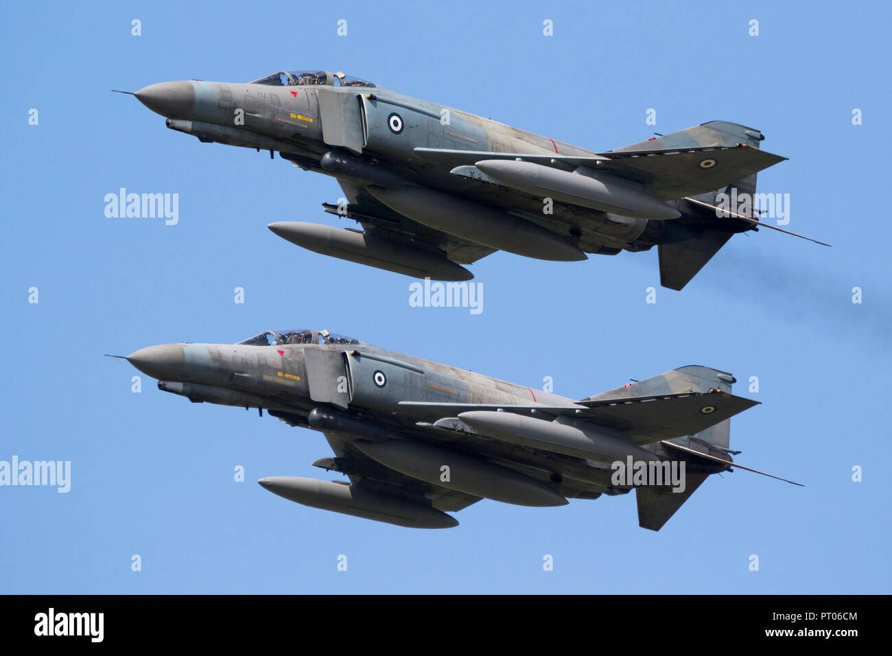 FLORENNES, Belgien - May 15, 2017: Zwei griechische Luftwaffe F-4 E Phantom Kampfflugzeuge im Formationsflug. Stockfoto
