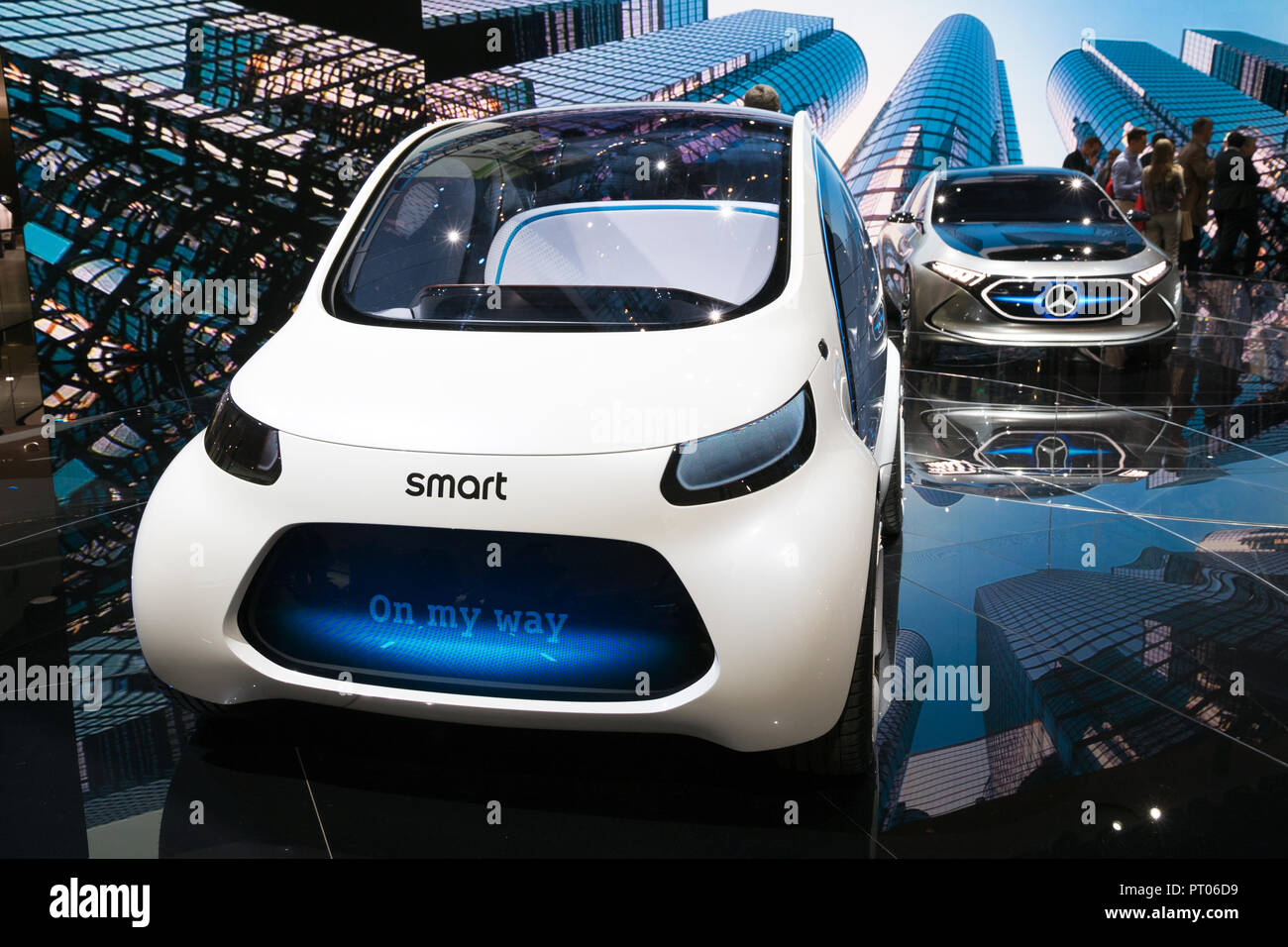 FRANKFURT, Deutschland - 13.09.2017: Smart Vision EQ ForTwo Selbstfahrer City Car präsentiert auf der Frankfurter Automobilausstellung IAA. Der neue Smart ist eine städtische au Stockfoto