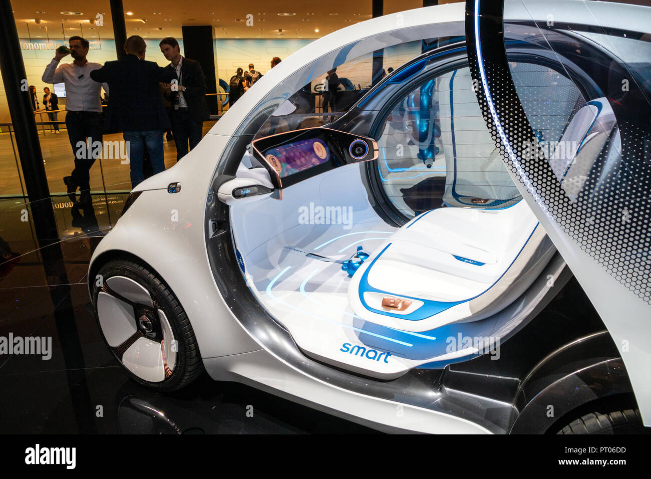 FRANKFURT, Deutschland - 13.09.2017: Innere Smart Vision EQ ForTwo Selbstfahrer City Car präsentiert auf der Frankfurter Automobilausstellung IAA. Der neue Smart ist eine Stockfoto