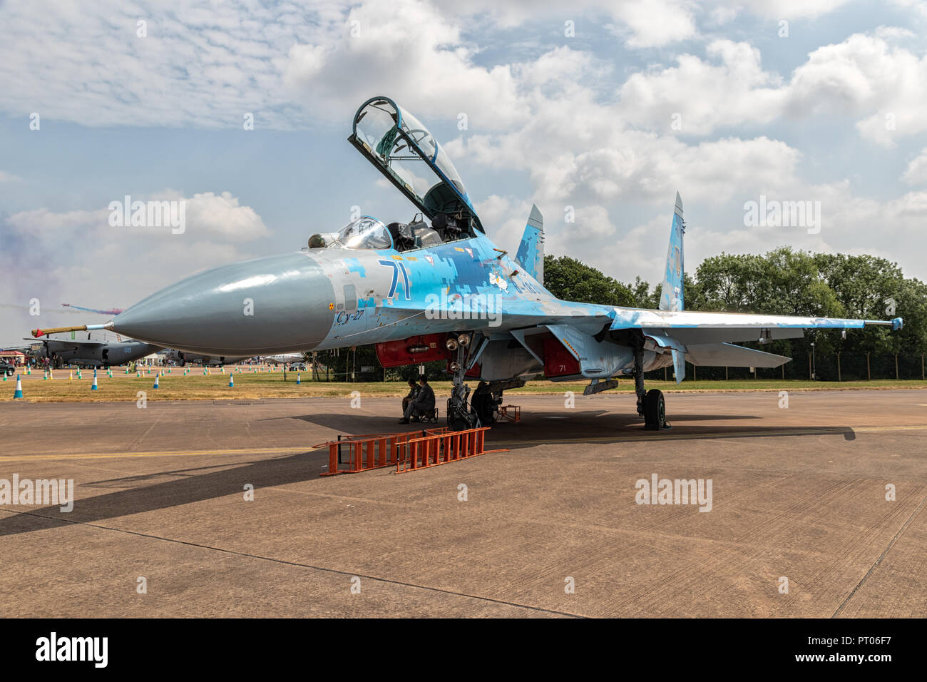 FAIRFORD, ENGLAND - May 13, 2018: ukrainische Luftwaffe Suchoi Su-27 Fighter Jet auf dem Rollfeld des RAF Fairford Airbase Stockfoto