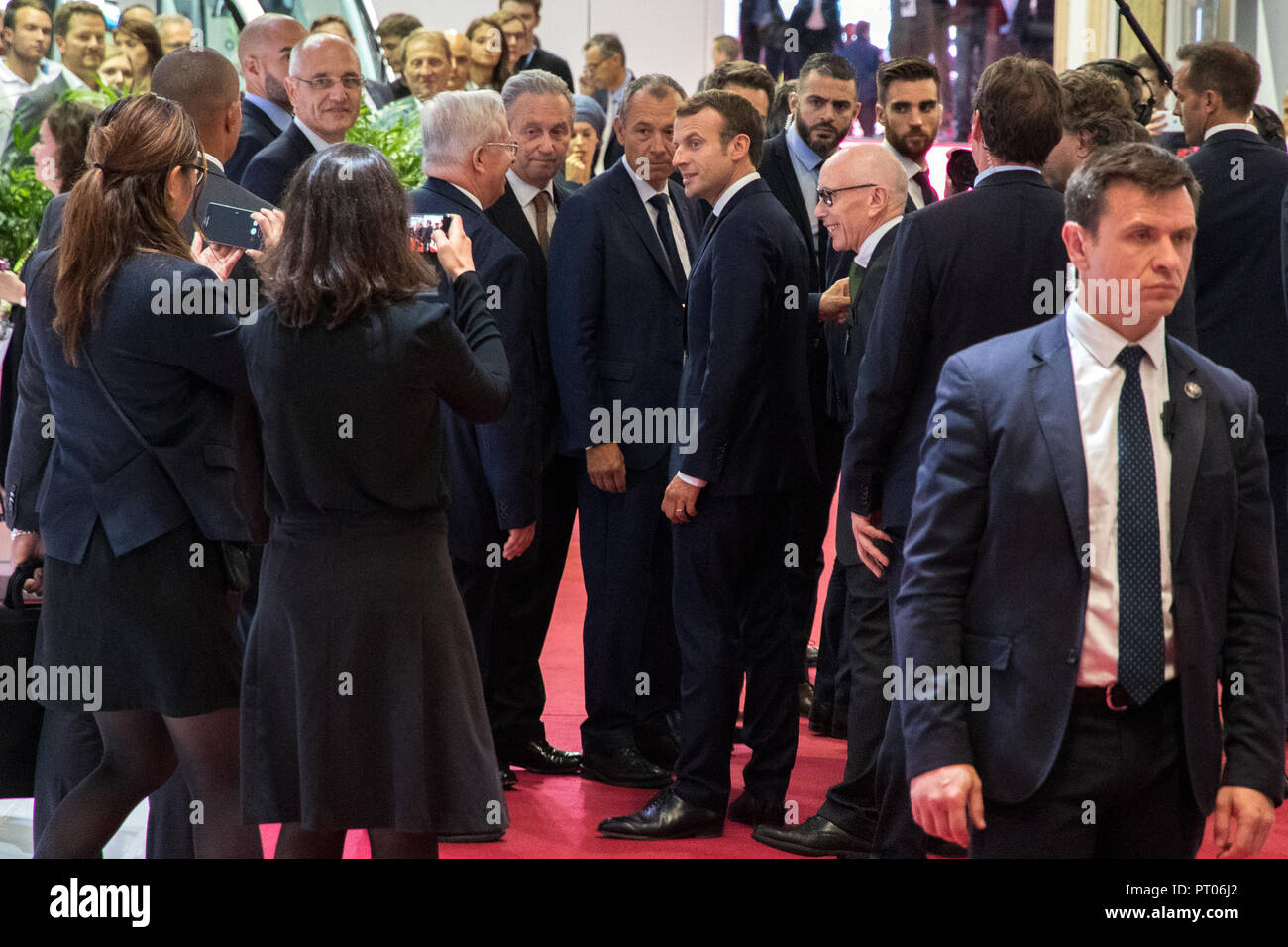 PARIS - Okt 3, 2018: Präsident von Frankreich Emmanuel Längestrich auf der Paris Motor Show Edition 2018. Stockfoto