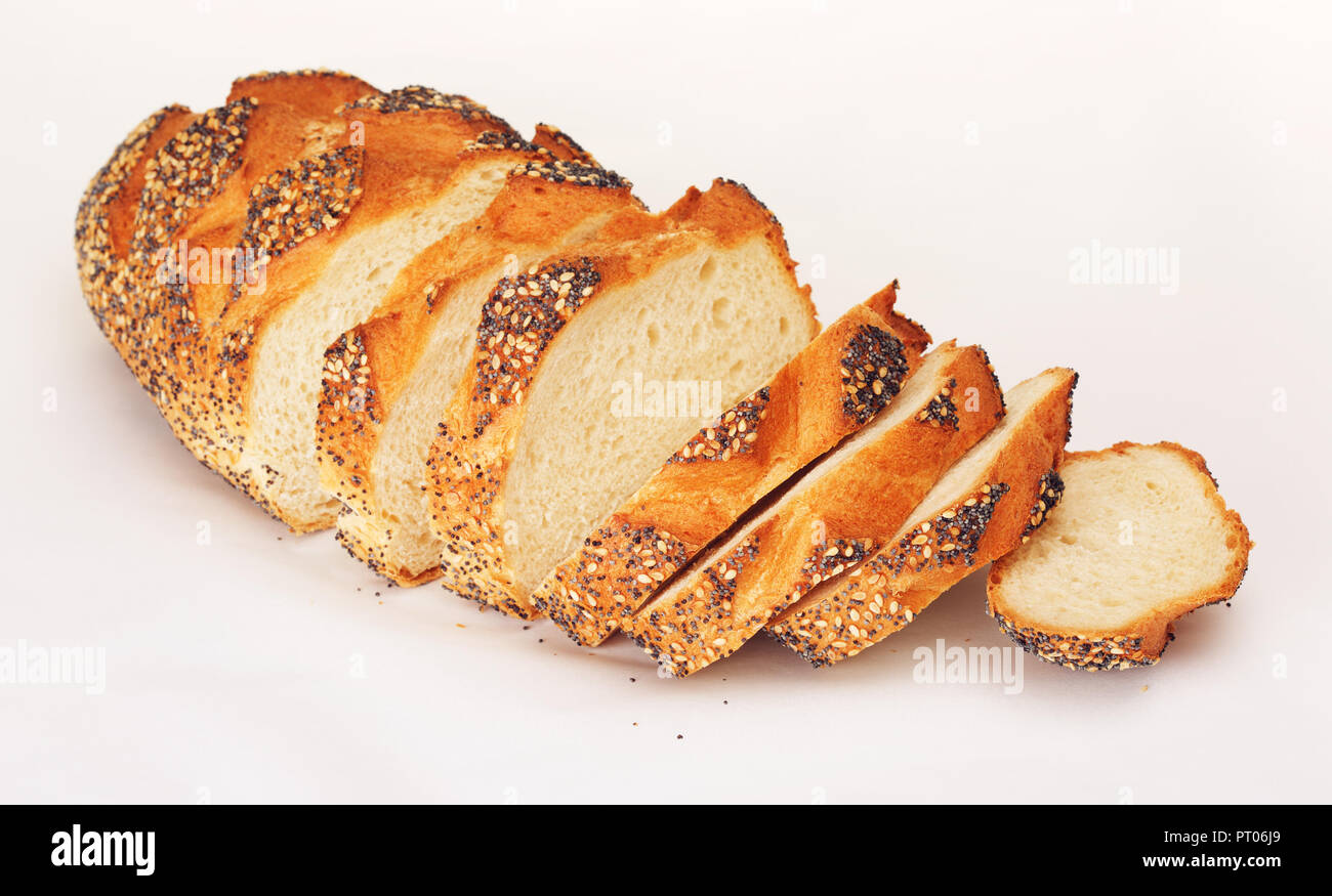 Scheiben Weißbrot mit Mohn liegen auf Tabelle Stockfoto