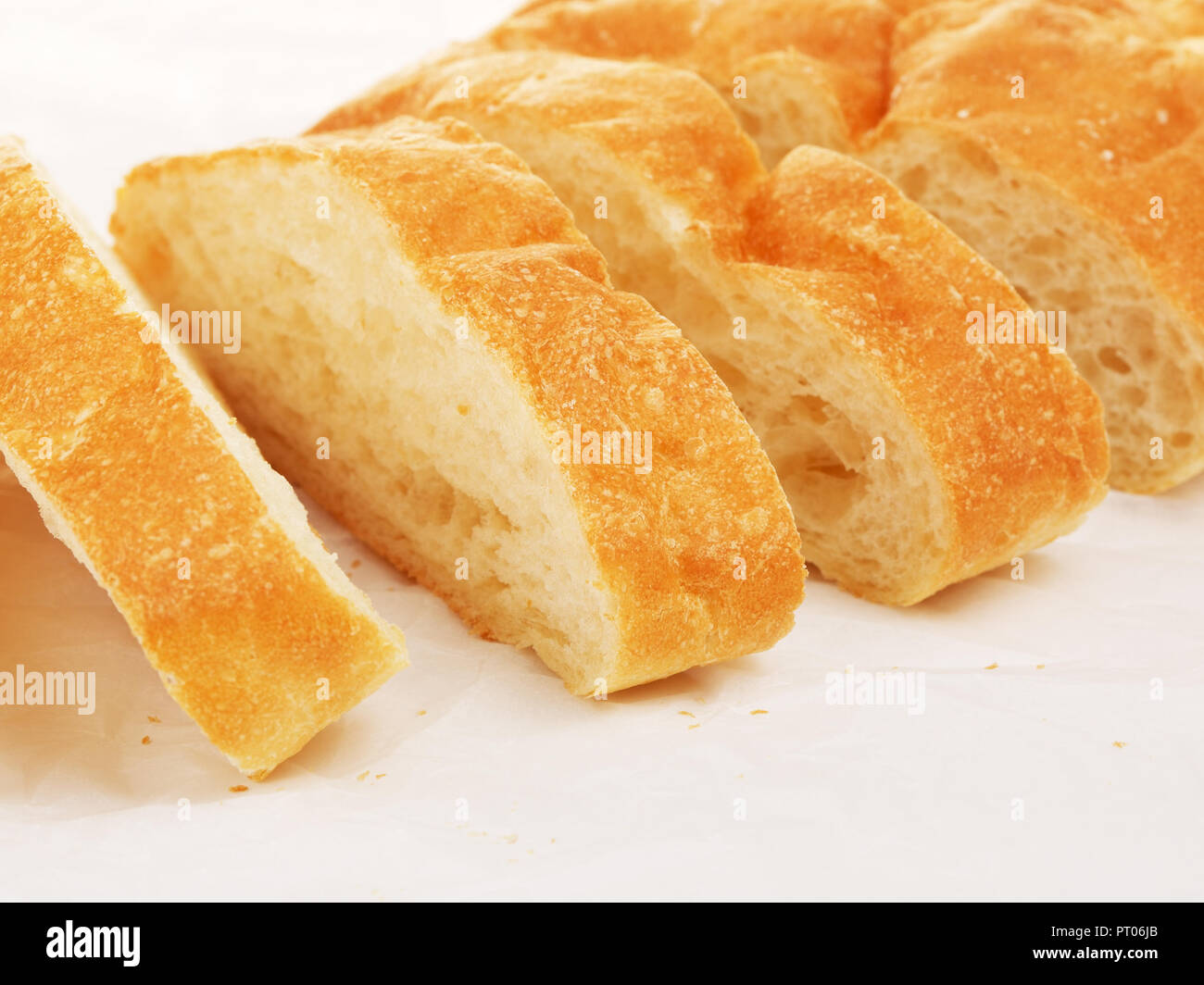 frisch geschnittene Ciabatta Brot auf dem Tisch liegend Stockfoto