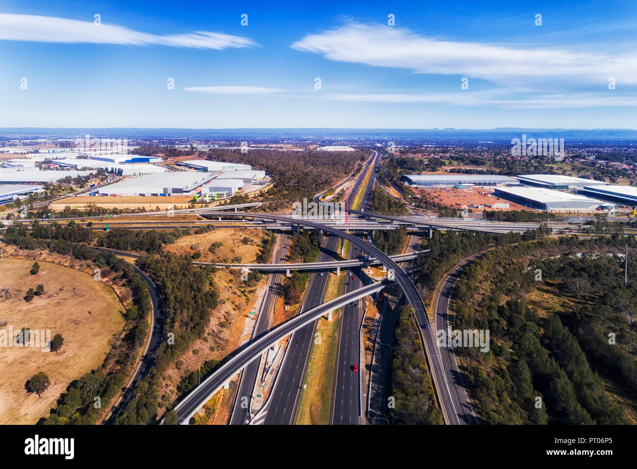 Sternförmige Light HOrse intercharge Schnittpunkt der Autobahnen M4 und M7 in Sydney West von oben über Multi Lane Autobahn gesehen. Stockfoto