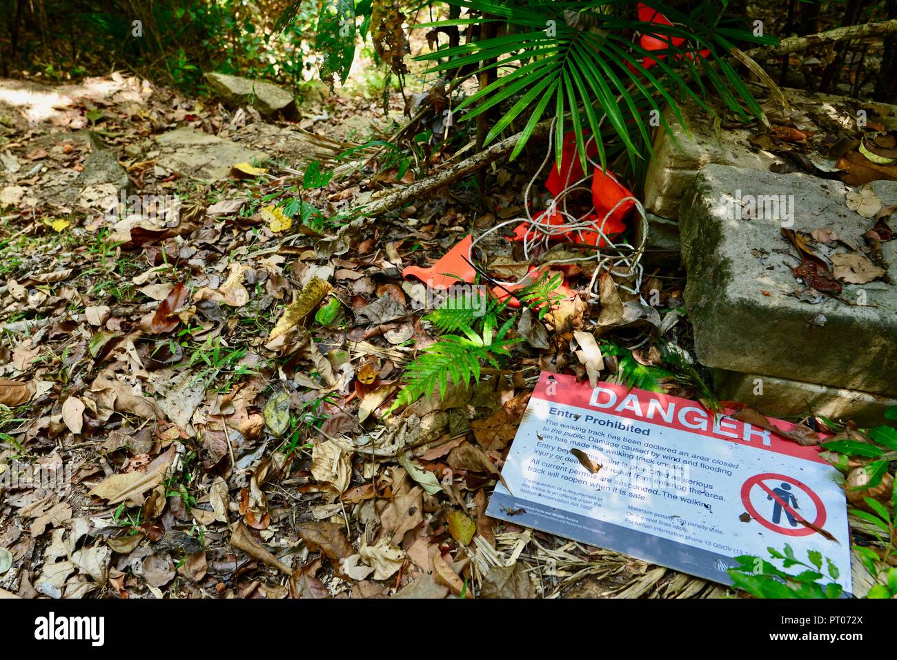 Warnschild nicht auf dem Boden liegend, Dalrymple Lücke, QLD, Australien Stockfoto