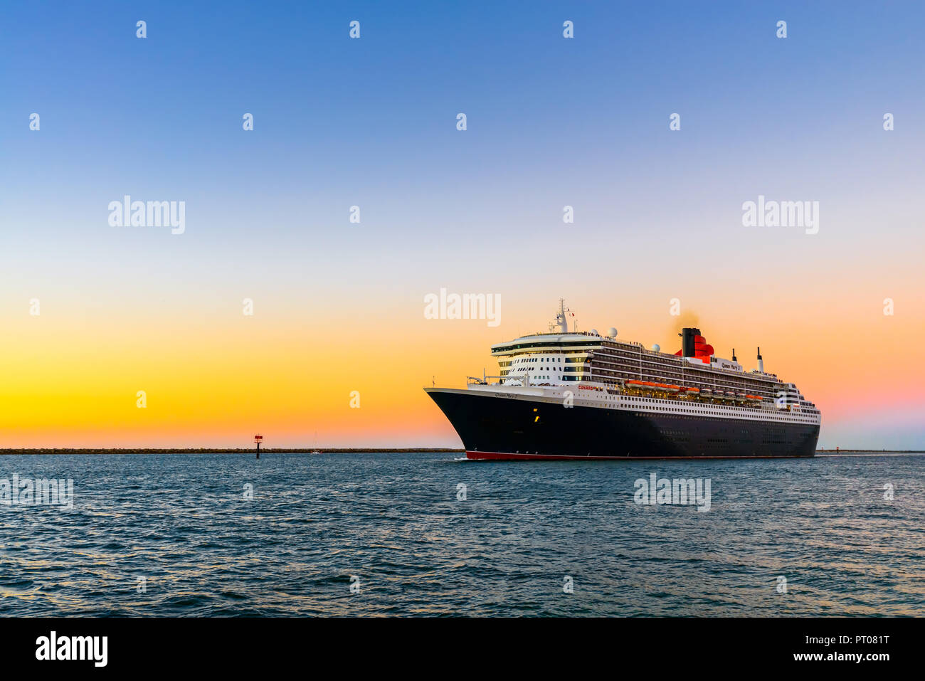 Adelaide, Australien - 16. Februar 2018: Flaggschiff der Cunard Line Queen Mary 2 mit Menschen an Bord Verlassen äußeren Hafen für Kreuzfahrtschiffe in Melbourne Stockfoto