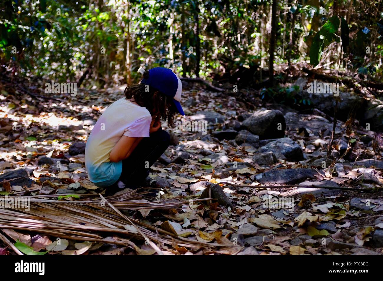 Junge Mädchen die Untersuchung der waldboden, Dalrymple Lücke, QLD, Australien Stockfoto