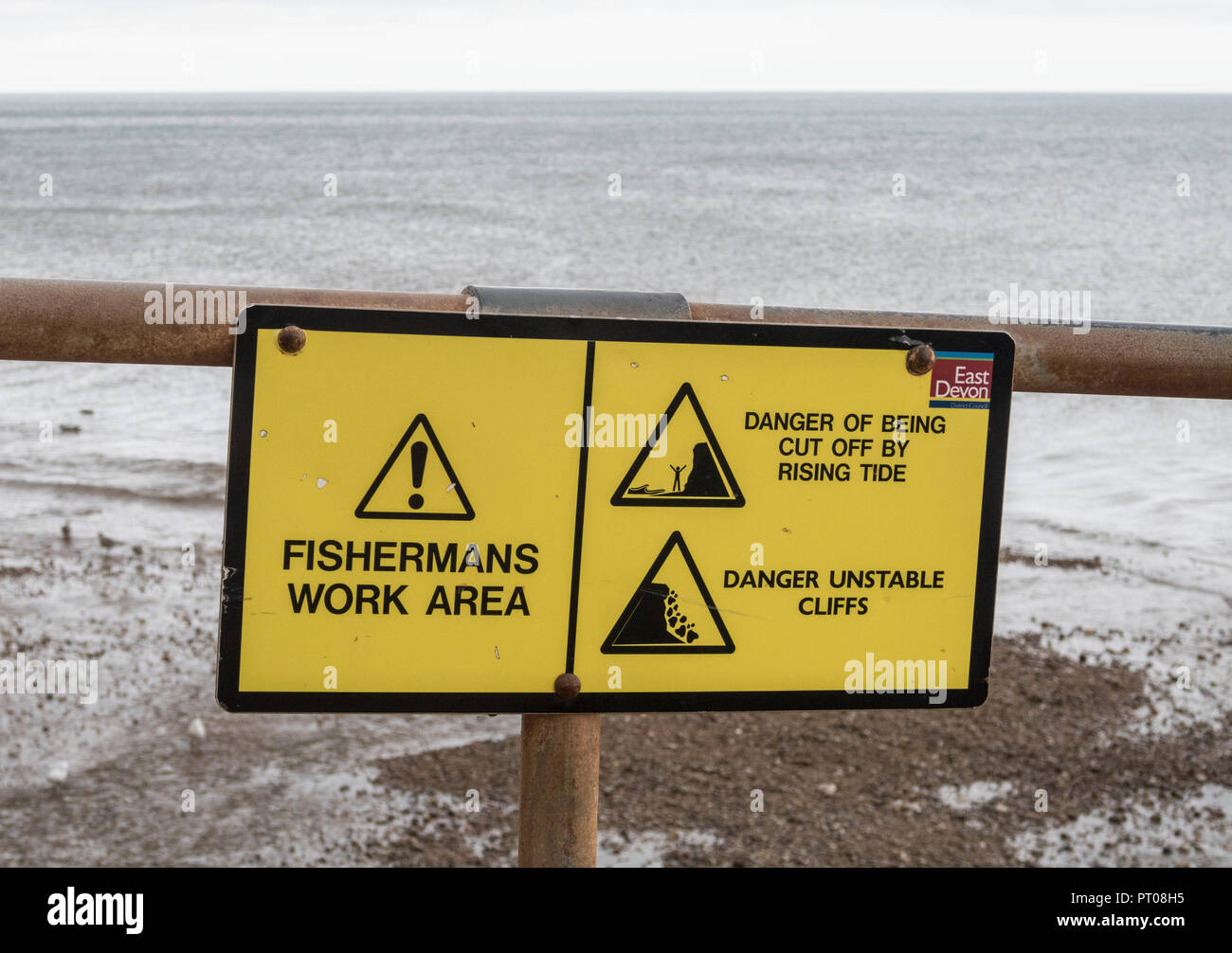 Warnschild, Fisherman's Arbeitsbereich, instabilen Klippen, steigende Flut, bei Port Royal, Plymouth, Devon, Großbritannien Stockfoto