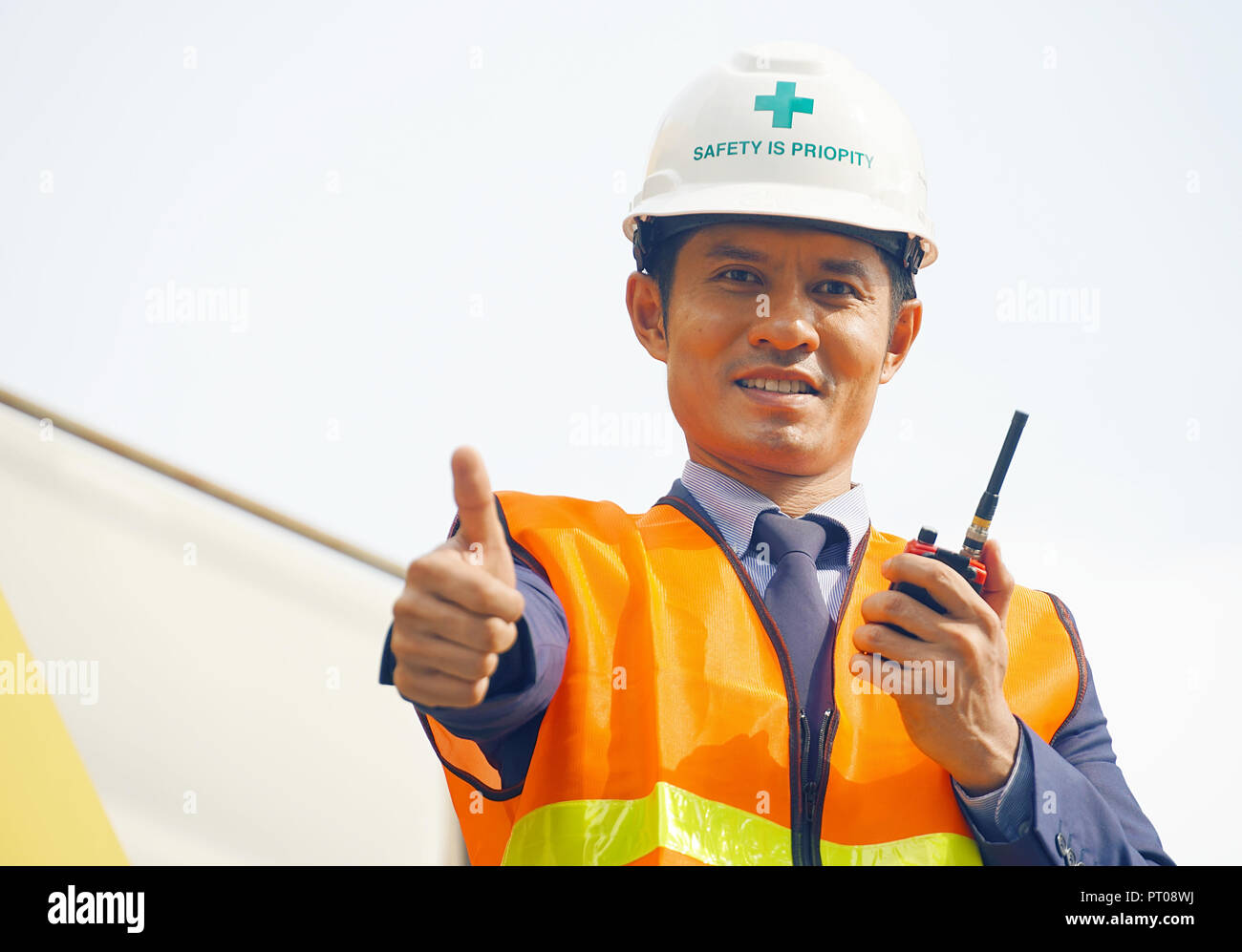 Ingenieur Team tragen Helm und Radio Kommunikation für Job Control auf der Baustelle arbeiten Stockfoto