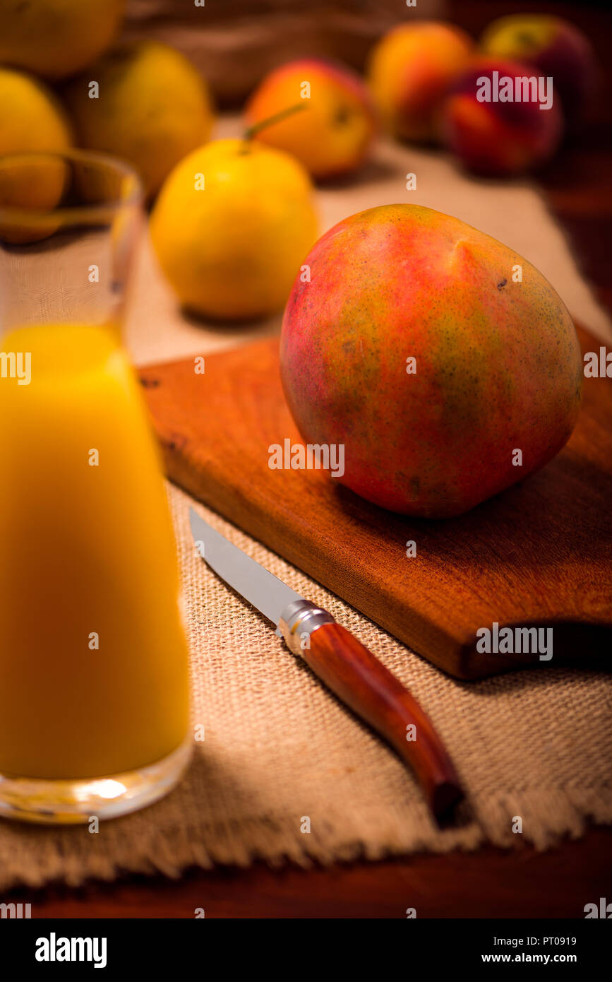 Saft mit frischen Früchten (Mango, Pfirsich und Orange) aus organischen Obstgärten der Argentinischen Republik gemacht. Stockfoto