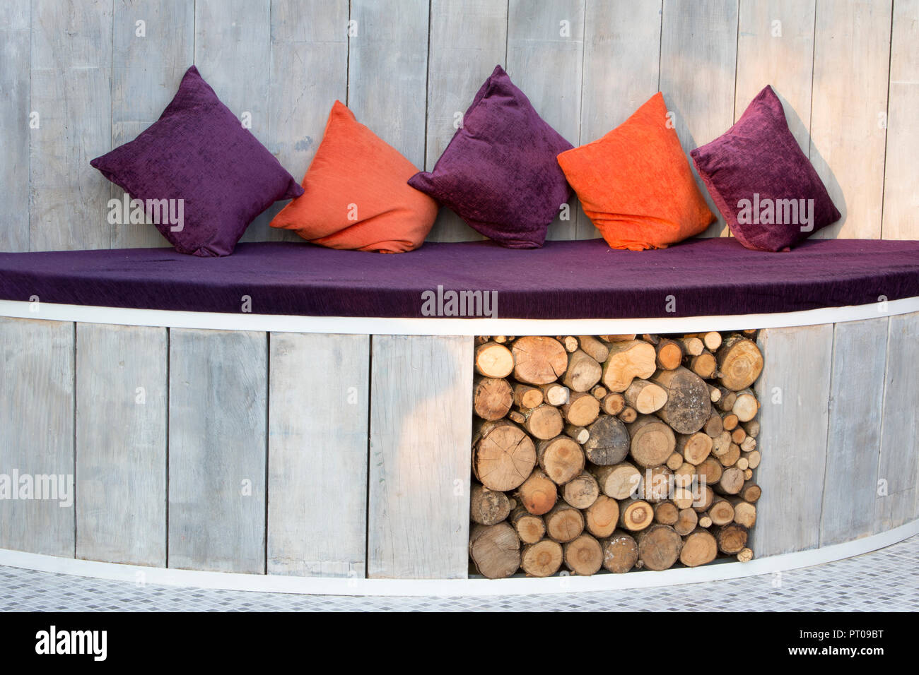Outdoor Sitzecke mit Kissen und, keramische Fliesen- Pflasterung, lackiertem Holz Paneelen - Der Rückzug, RHS Malvern Spring Festival 2017 - Design Stockfoto
