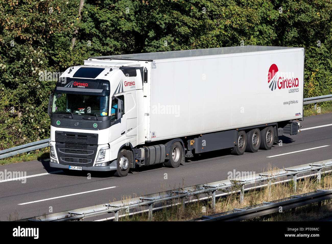 Girteka Lkw auf der Autobahn. Girteka Logistik ist Europas führender Asset Based Transport Unternehmen, mehr als 420.000 Komplettladungen jährlich liefern Stockfoto
