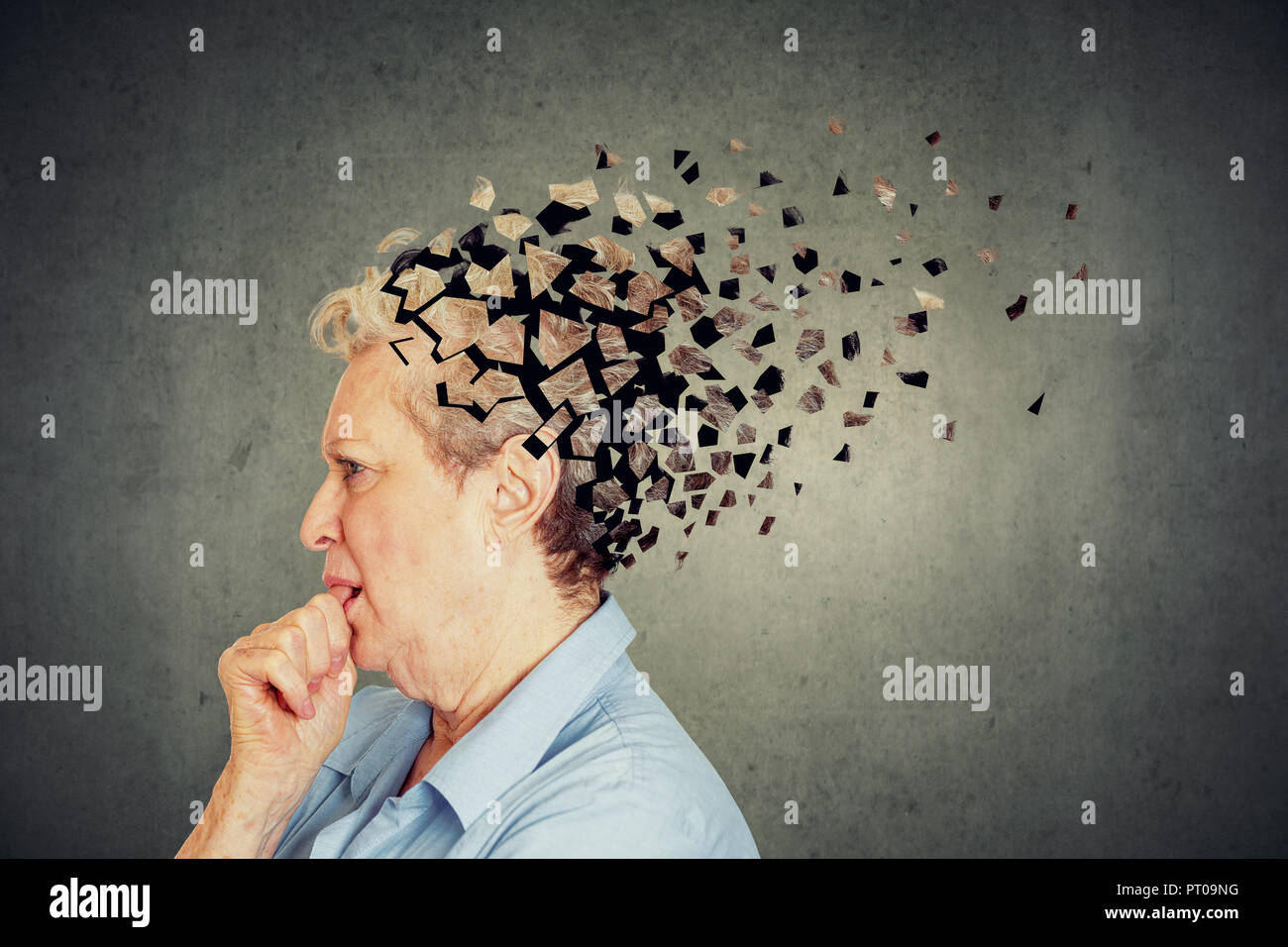Gedächtnisverlust durch Demenz. Ältere Frau verlieren Teile der Kopf fühlt, als Symbol der verringerten Verstand Funktion verwechselt. Stockfoto
