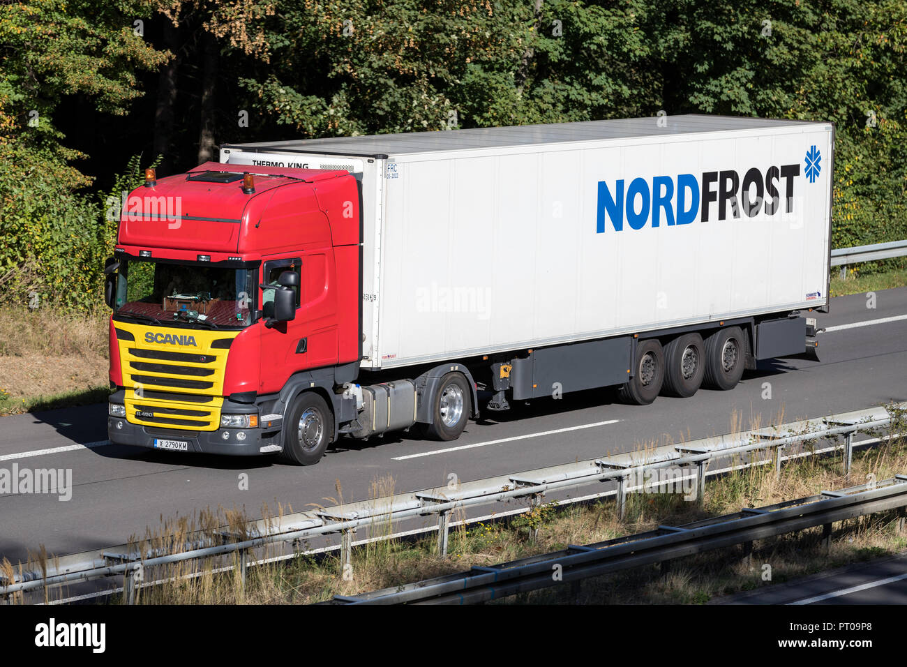 Nordfrost Lkw auf der Autobahn. Nordfrost ist die Nummer 6 der Welt im Tiefkühlbereich Sektor und Experte in der temperaturgeführten Lebensmittellogistik. Stockfoto