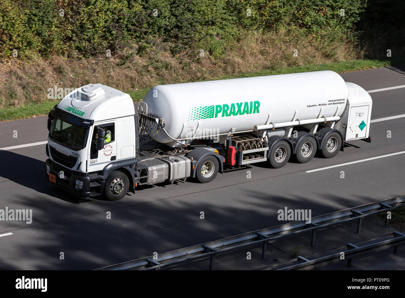 Praxair Lkw auf der Autobahn. Praxair ist ein US-amerikanischer weltweit Industrial Gases Company, der drittgrößte weltweit durch den Umsatz. Stockfoto
