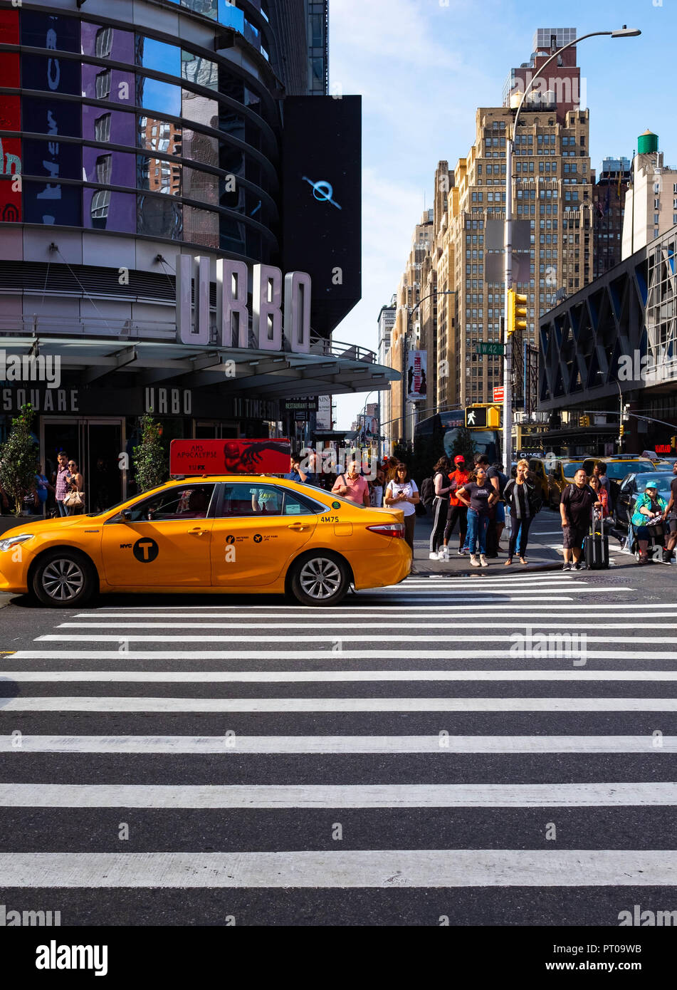 Die belebten Straßen des Times Square in Midtown Manhattan, New York, einschließlich der berühmten Yellow Cabs Stockfoto