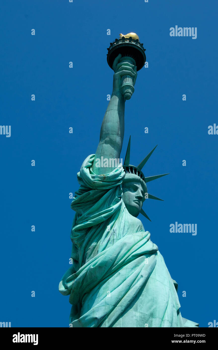 Die Freiheitsstatue im Hafen von New York an einem Sommertag in den USA Stockfoto