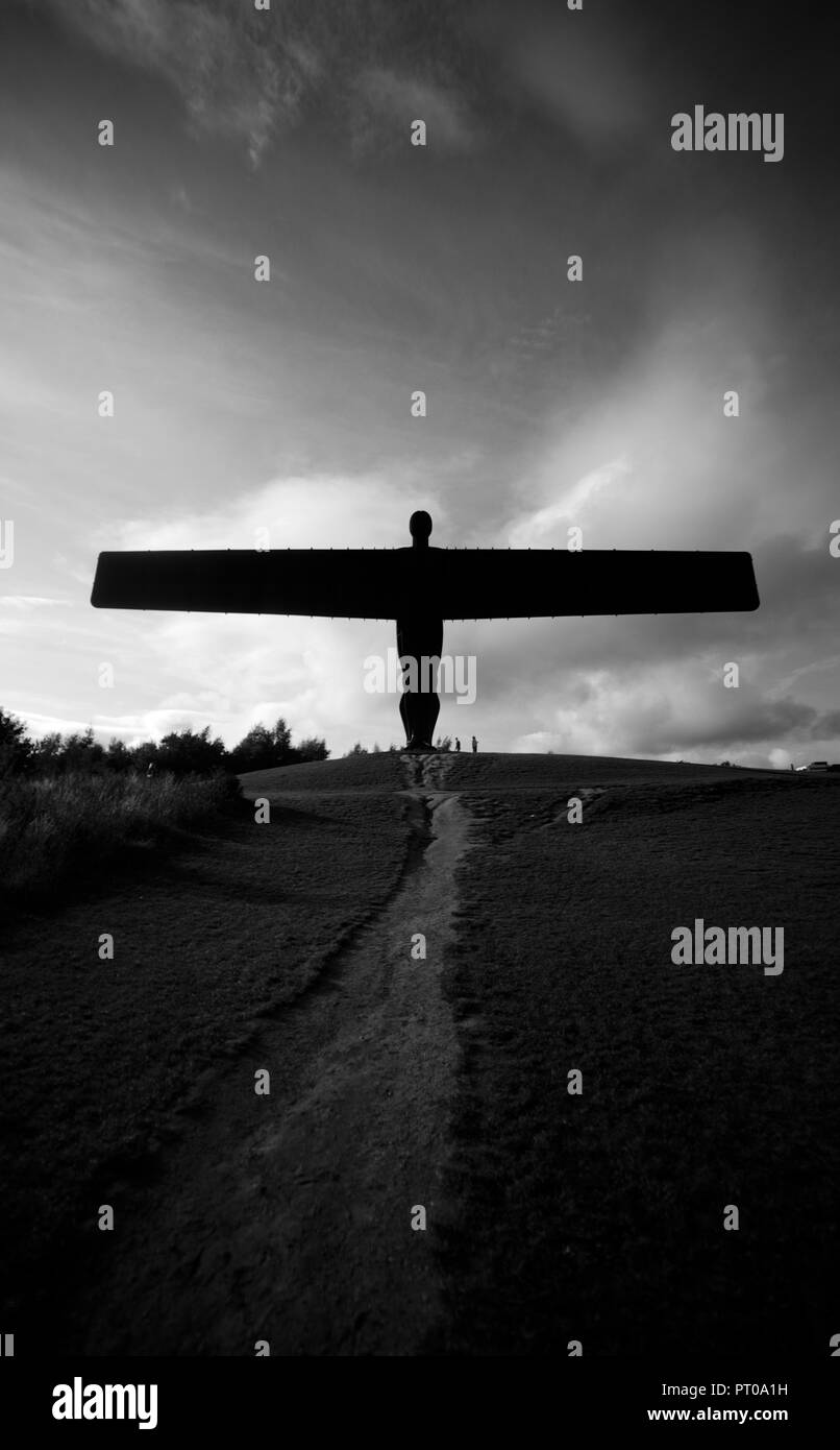 Der Engel des Nordens Statue in Schwarz und Weiß. Die berühmte Skulptur in Gateshead, Tyneside, in der Nähe von Newcastle. Stockfoto