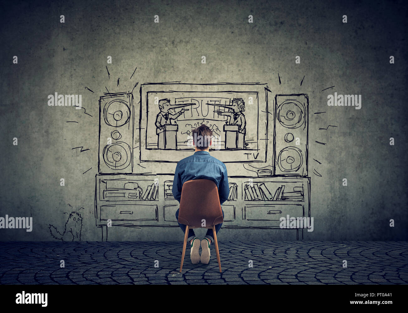 Gefälschte Nachrichten Konzept. Man Fernsehen mit zwei Politiker, Geschäftsleute mit langen Lügner Nase eine Debatte Stockfoto