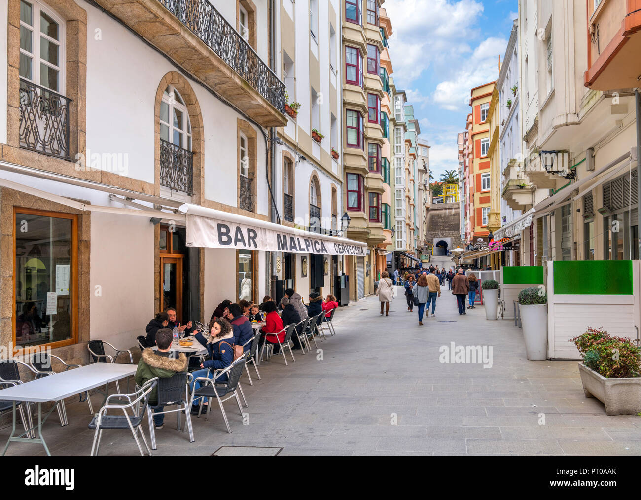 Lokale Bar auf der Straße Rúa Capitán Troncoso, A Coruña, Galizien, Spanien Stockfoto