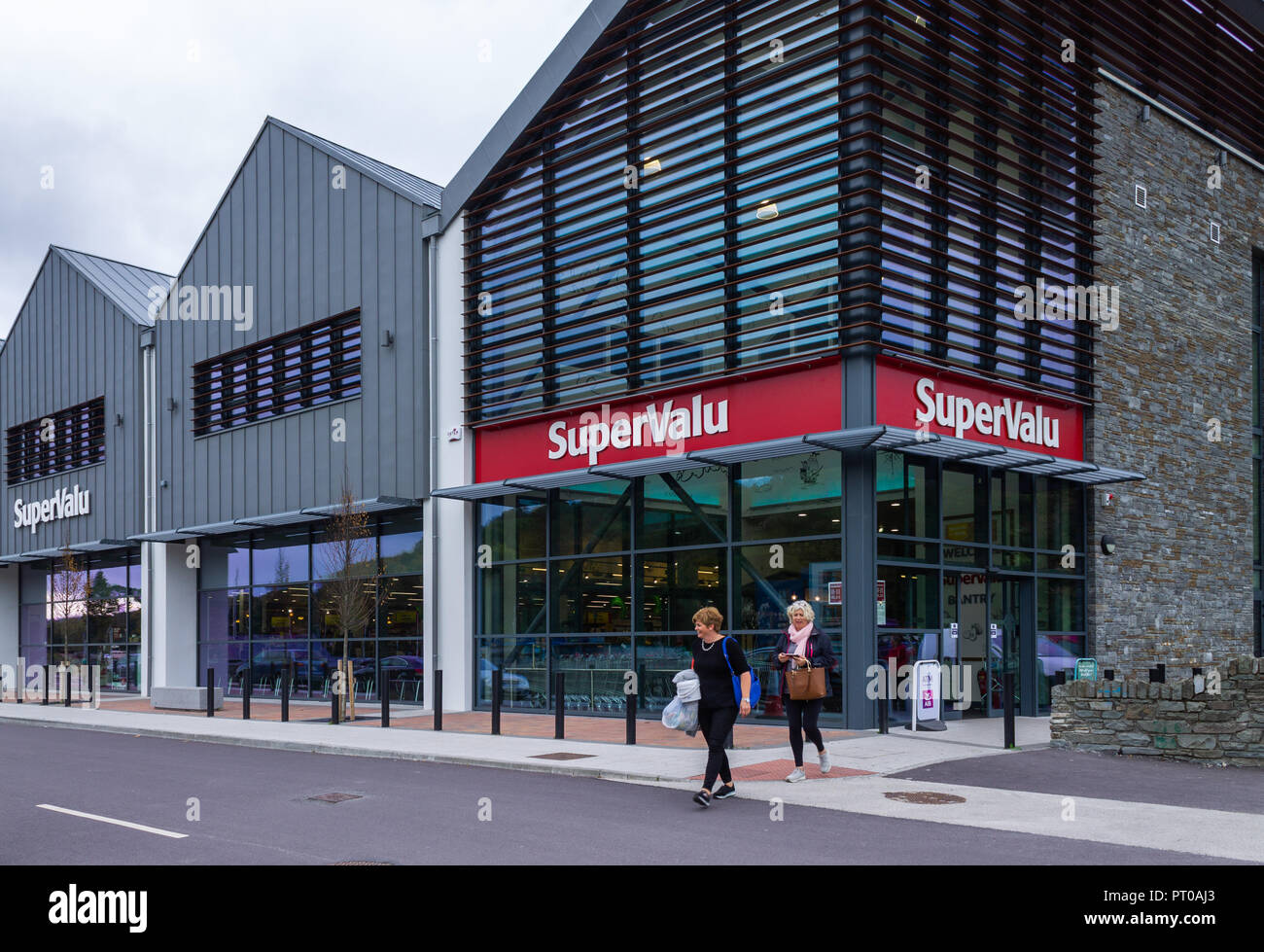 Käufer verlassen einer supervalu Supermarkt oder Einzelhandelsgeschäft in Bantry West Cork Irland Stockfoto