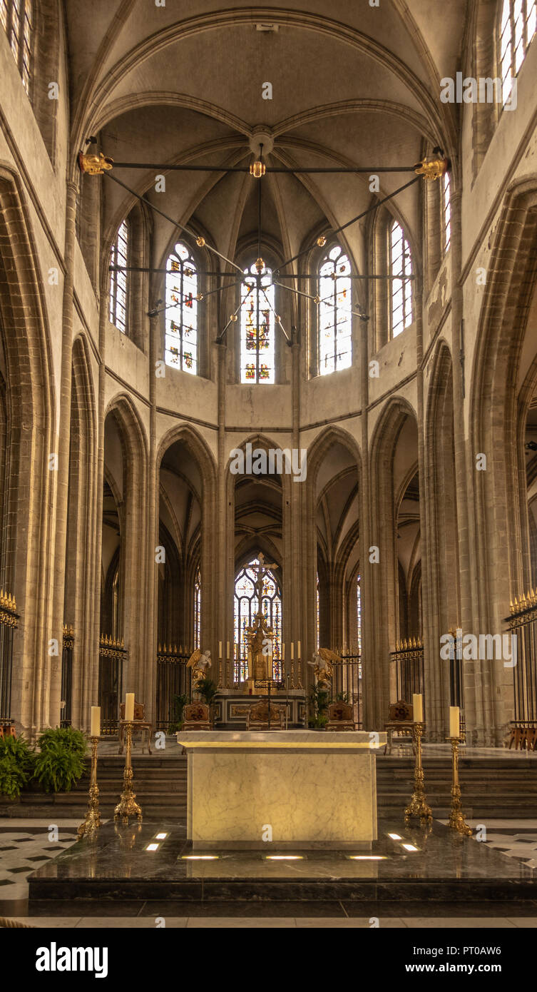 Dunkerque, Frankreich - 16. September 2018: In Saint Eloi Kirche zeigt Chor mit hoher Decke und zwei Altären. Braun Umwelt. Licht durch hohe Stockfoto