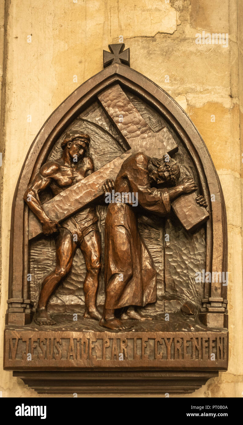 Dunkerque, Frankreich - 16. September 2018: In Saint Eloi Kirche in Dünkirchen. closeup der fünften Station des Kreuzes darin Simon von Zyrene hilft durchführen Stockfoto