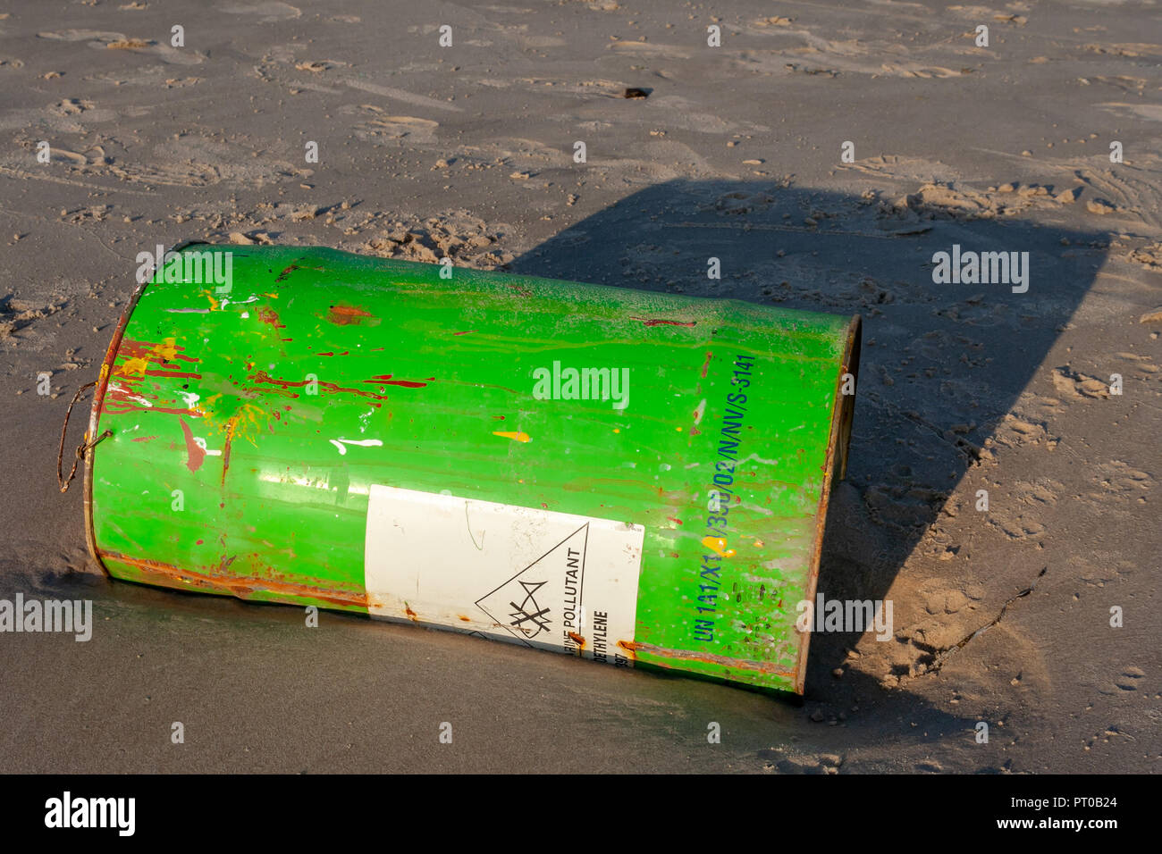 Grüne Faß markiert "Marine Pollutant" auf einem Strand gespült Stockfoto