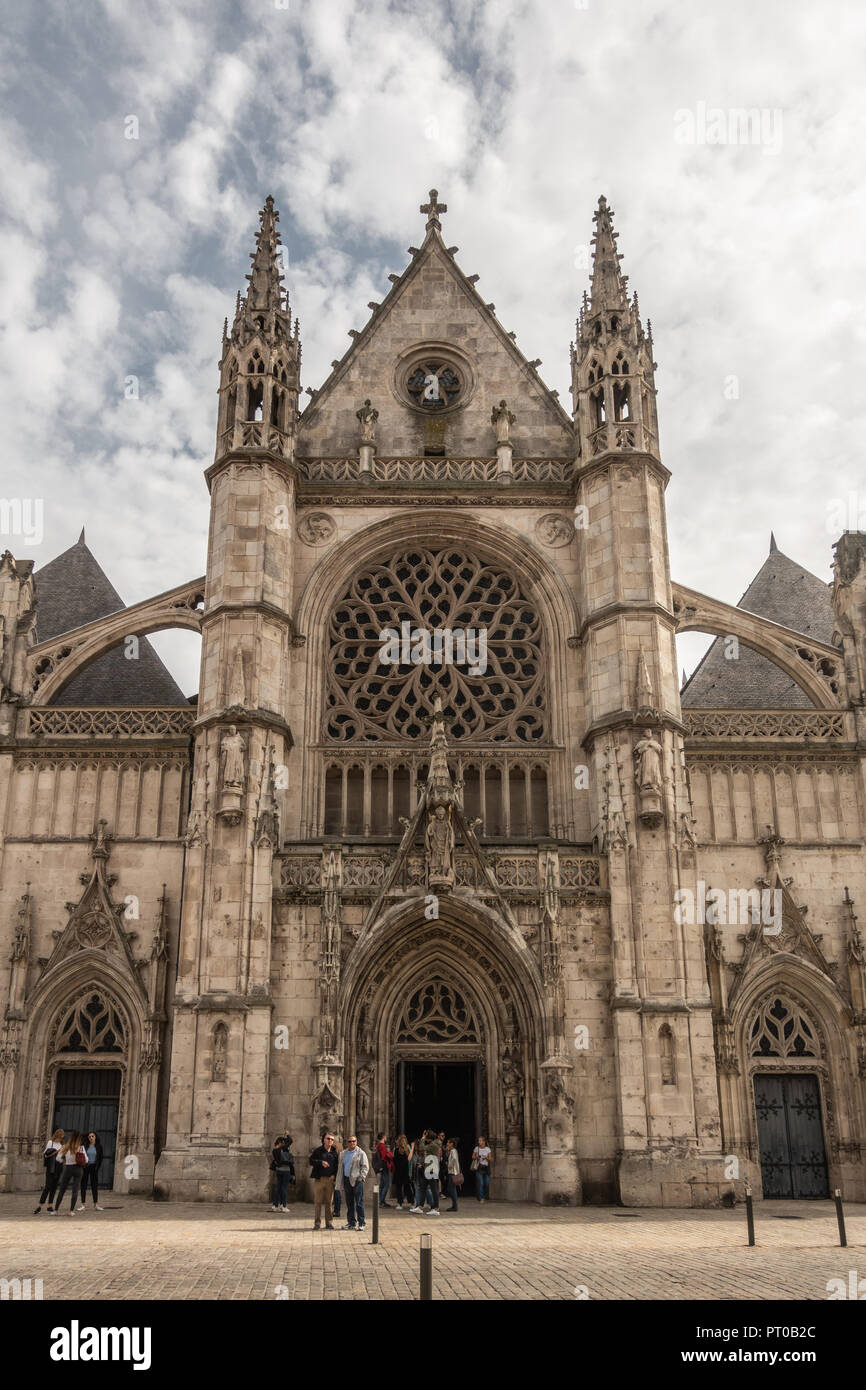 Dunkerque, Frankreich - 16. September 2018: Haupteingang und Fassade von Saint Eloi Kirche in Dünkirchen unter Weißen bewölkten Himmel. Menschen vor. Stockfoto