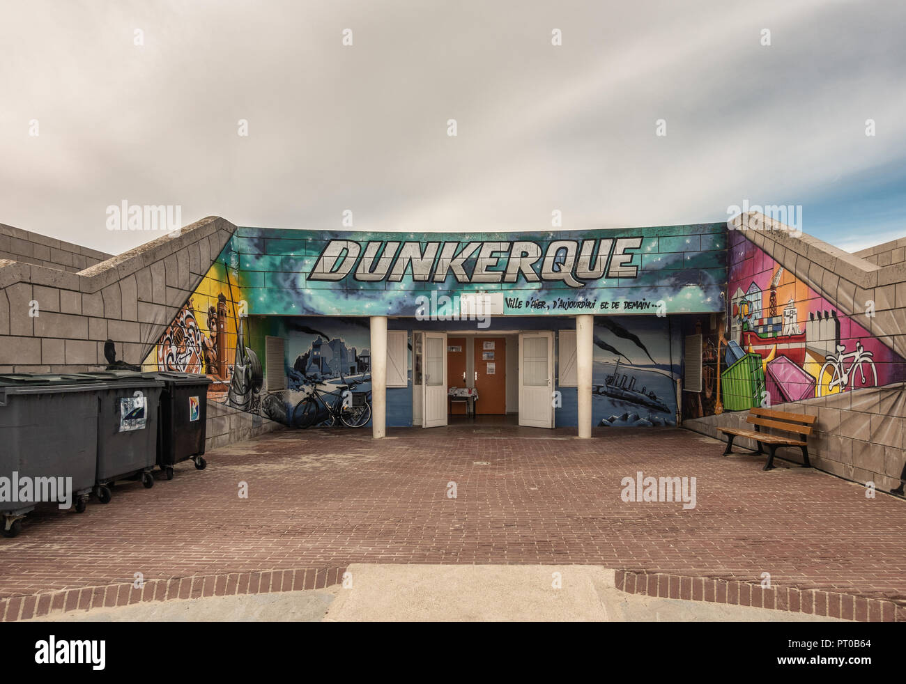 Dunkerque, Frankreich - 16. September 2018: Farbenfrohe Wandmalereien der öffentlichen WC-Anlagen auf der Promenade entlang Dünkirchen Strand. Braun Steinmauern. Weiß Stockfoto