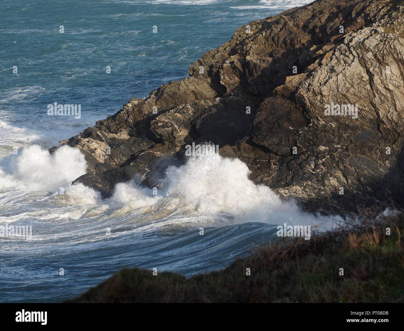 Wellen dunkel mächtige Absturz beim Lewinnick cove Newquay Cornwall im Vereinigten Königreich Stockfoto