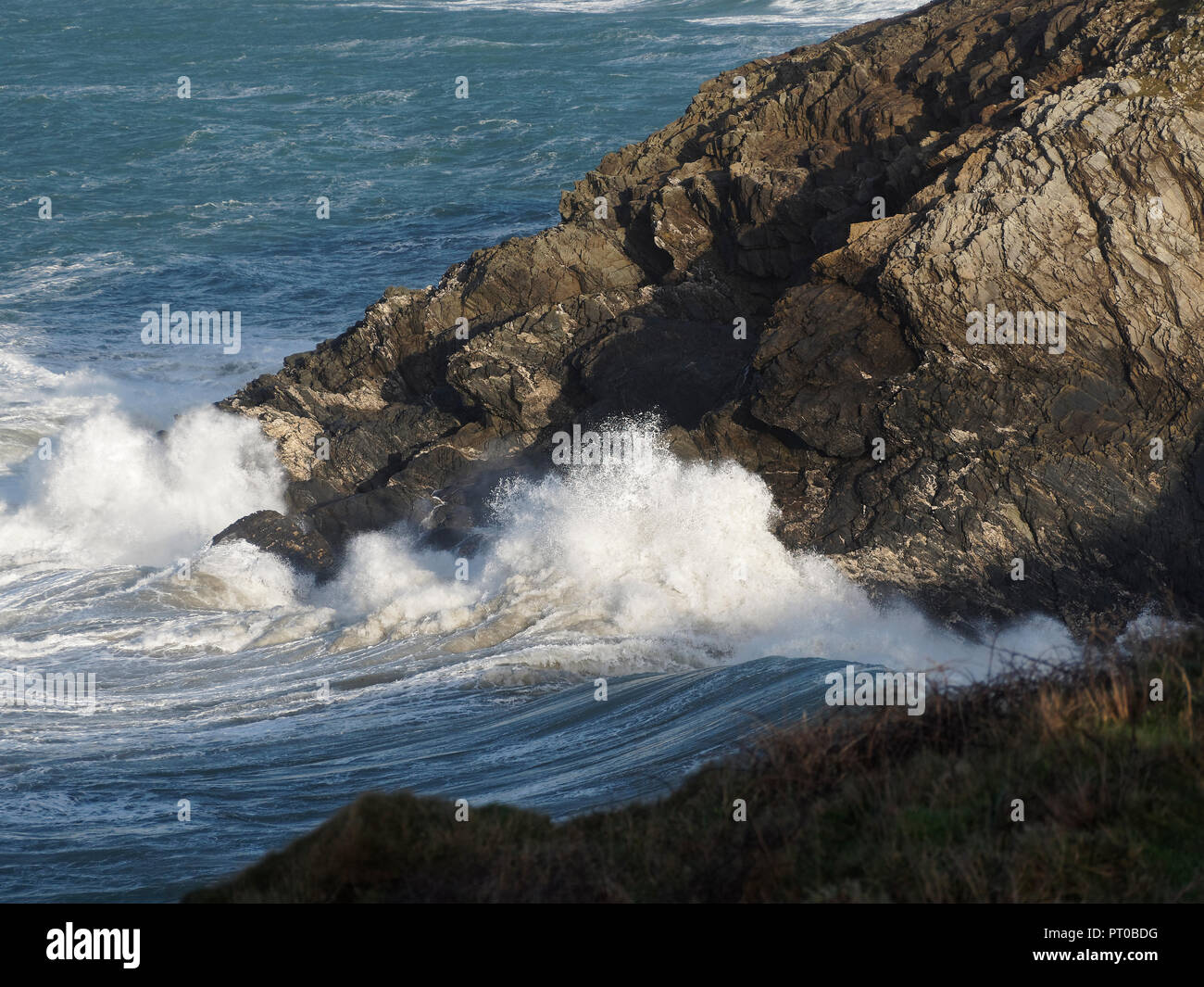 Wellen dunkel mächtige Absturz beim Lewinnick cove Newquay Cornwall im Vereinigten Königreich Stockfoto