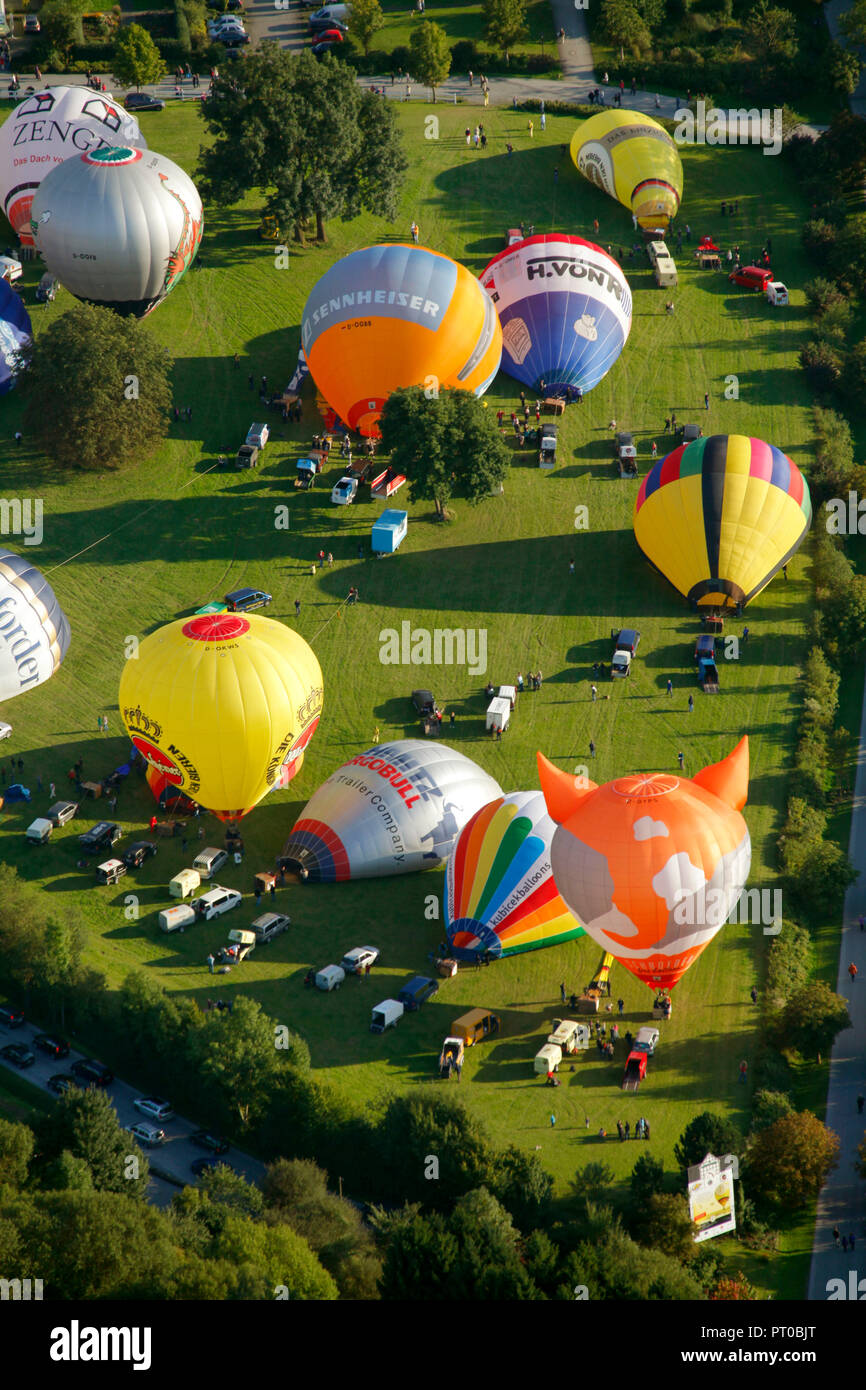 Luftbild, 20 Warsteiner Montgolfiade, fast 200 Ballons in den Himmel steigen, Warstein, Sauerland, Nordrhein-Westfalen, Deutschland, Europa, Stockfoto