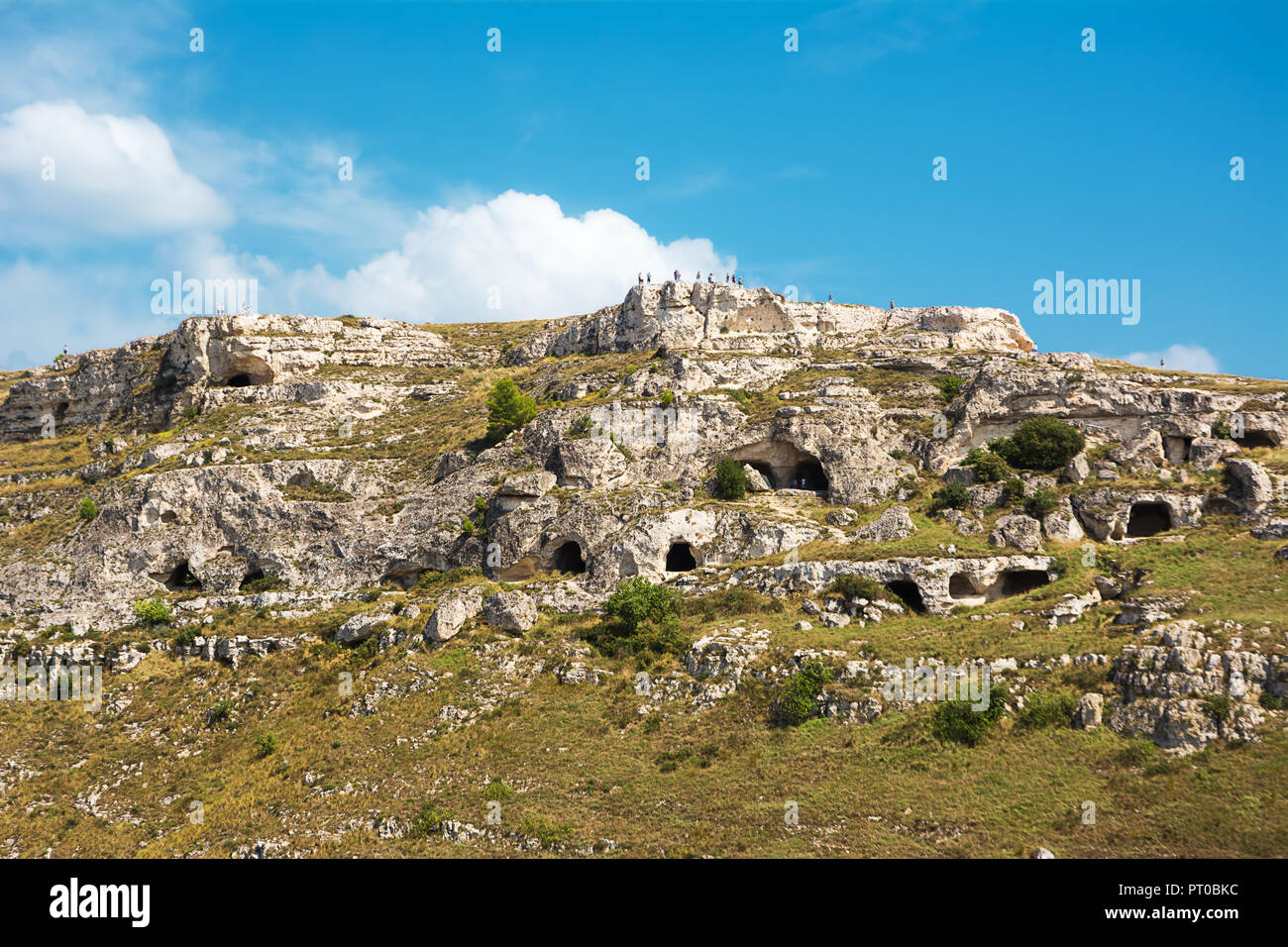 Panorama der Hügel vor Matera mit Höhlen in den Felsen gehauene Stockfoto