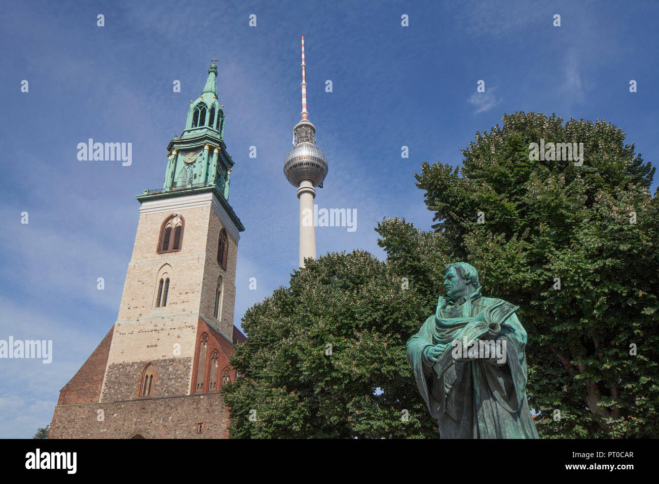 Memorial Martin Luther vor der Marienkirche und Fernsehturm Berlin