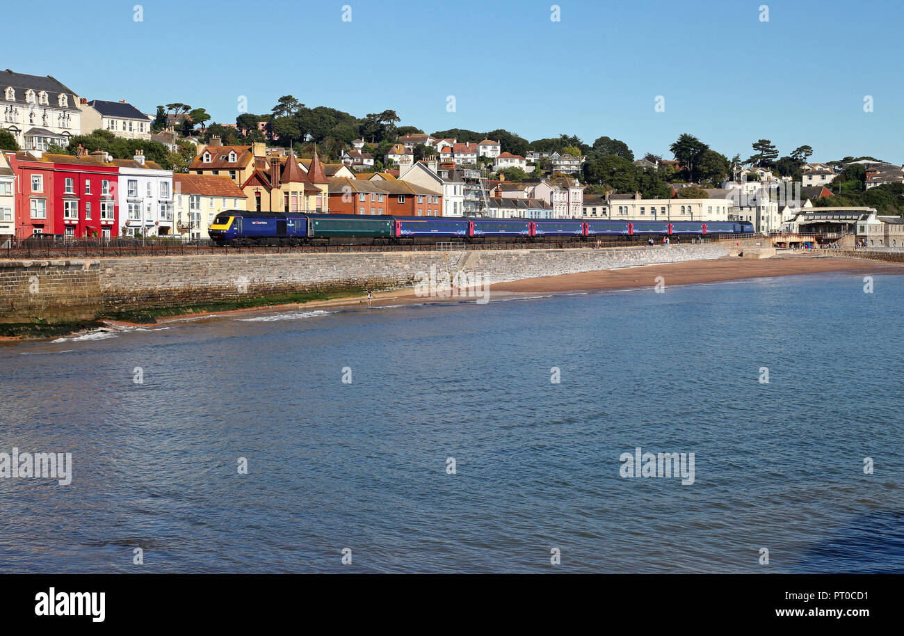Ein HST-Pässe Dawlish am 26.9.18 mit einem Penzance Service. Stockfoto