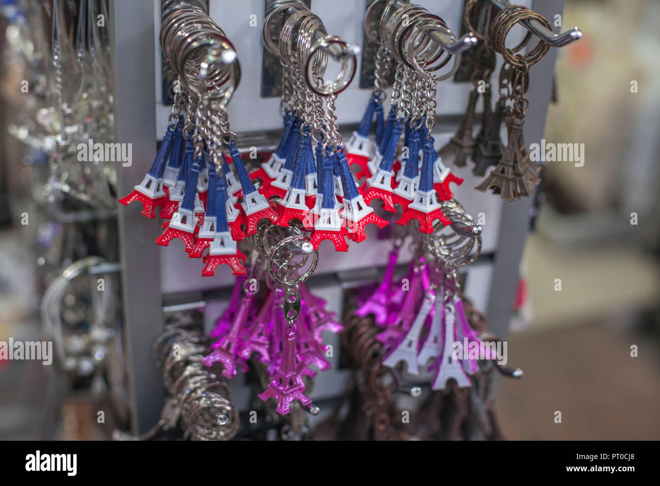 Schlüsselbund mit dem Pariser Eiffelturm in den Farben der Trikolore. Stockfoto