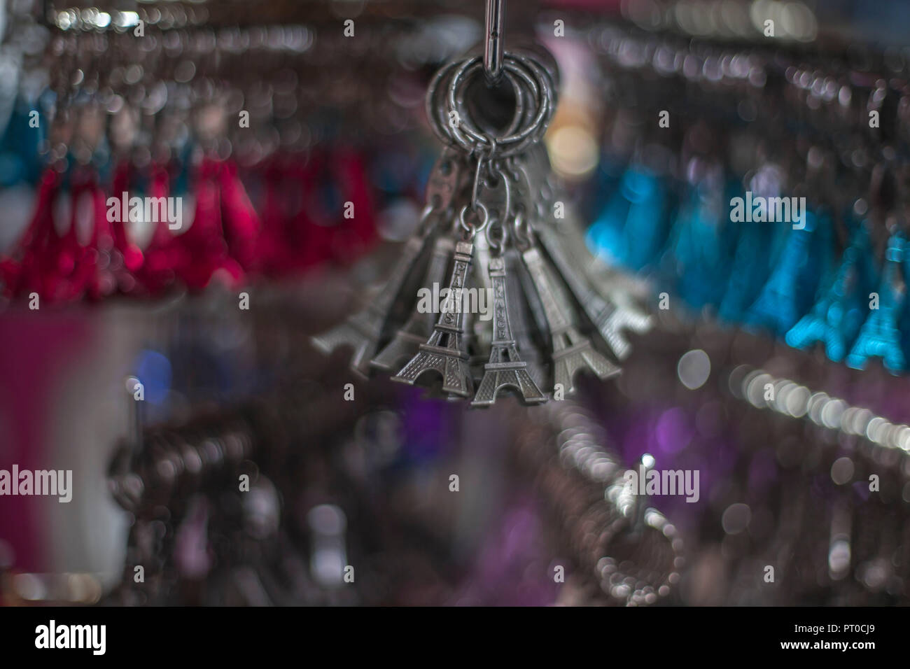 Bügeleisen Schlüsselbund mit dem Pariser Eiffelturm in Miniatur. Stockfoto