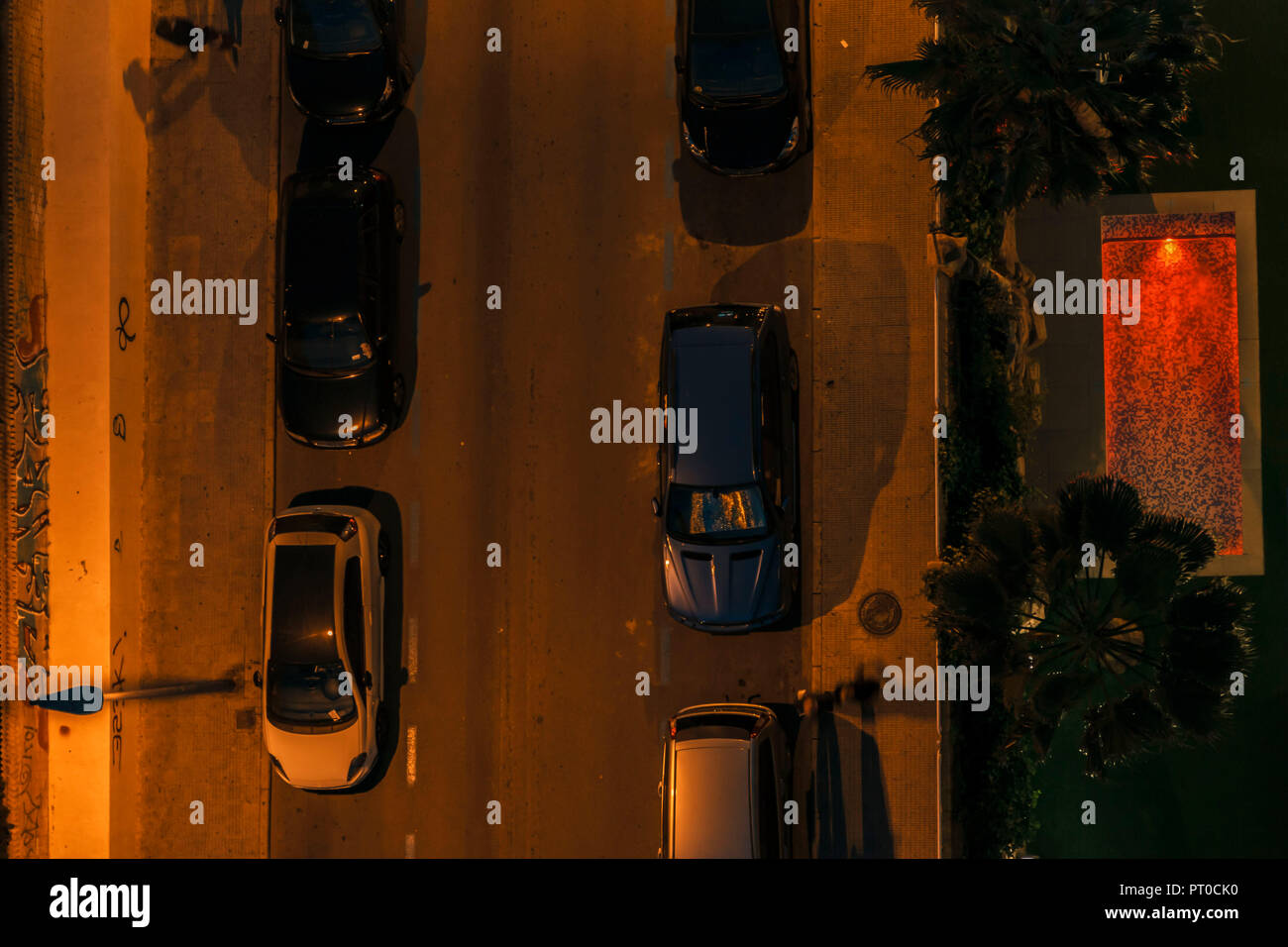 Autos parken am Rande einer Straße, Ansicht von oben Stockfoto