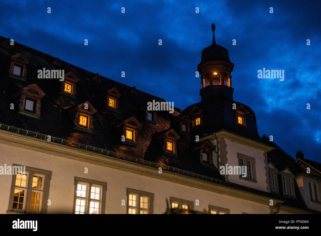 Altes Rathaus von Koblenz Deutschland Fensterläden nummeriert wie ein Weihnachten Adventskalender. Stockfoto