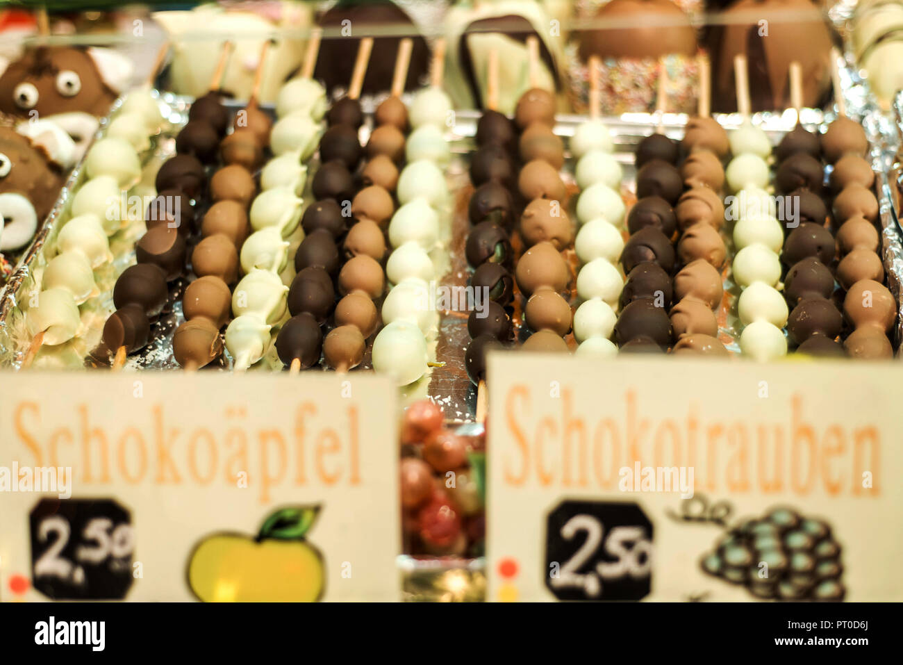 Koblenz Deutschland 16.12.2017 Weihnachtsmarkt in der Altstadt von Koblenz Verkauf von traditionellen Süßigkeiten und Lebkuchen. Stockfoto