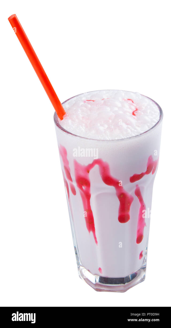 Blutige Milchshake in einem hohen Glas. erdbeermarmelade sieht aus wie Blut. Halloween Konzept. auf weißem Hintergrund Stockfoto