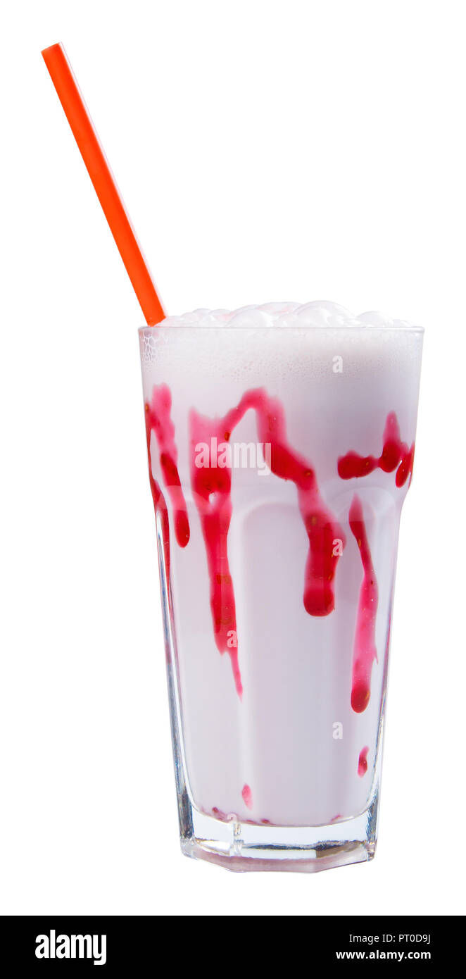 Blutige Milchshake in einem hohen Glas. erdbeermarmelade sieht aus wie Blut. Halloween Konzept. Seitenansicht auf weißem Hintergrund Stockfoto