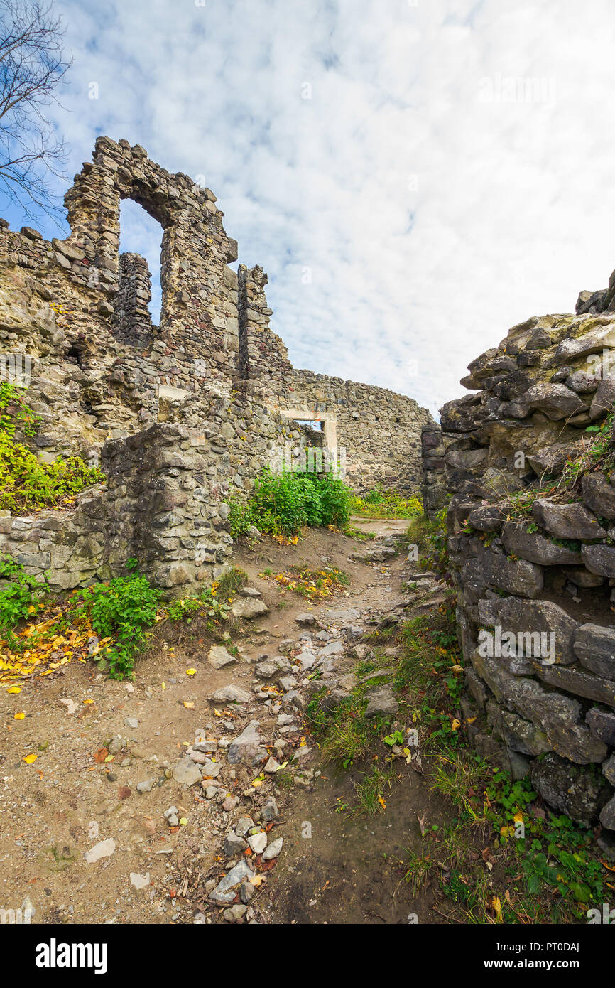 Innenhof des Nevytsky Burgruine. beliebtes Touristenziel in der Ukraine. schönen Herbst Wetter Stockfoto