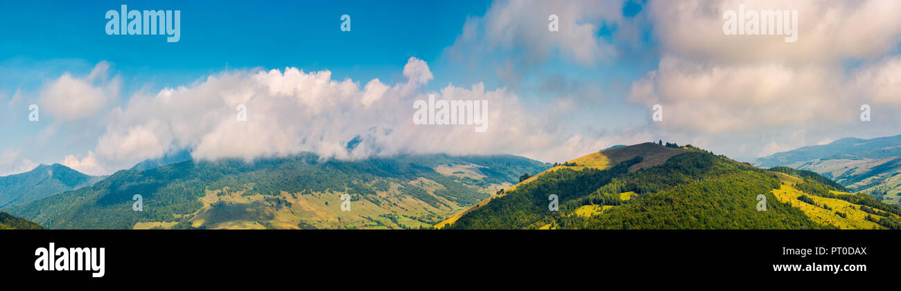Wunderschönen Panorama im Herbst. traumhafte Wolkengebilde über den Berg Stockfoto