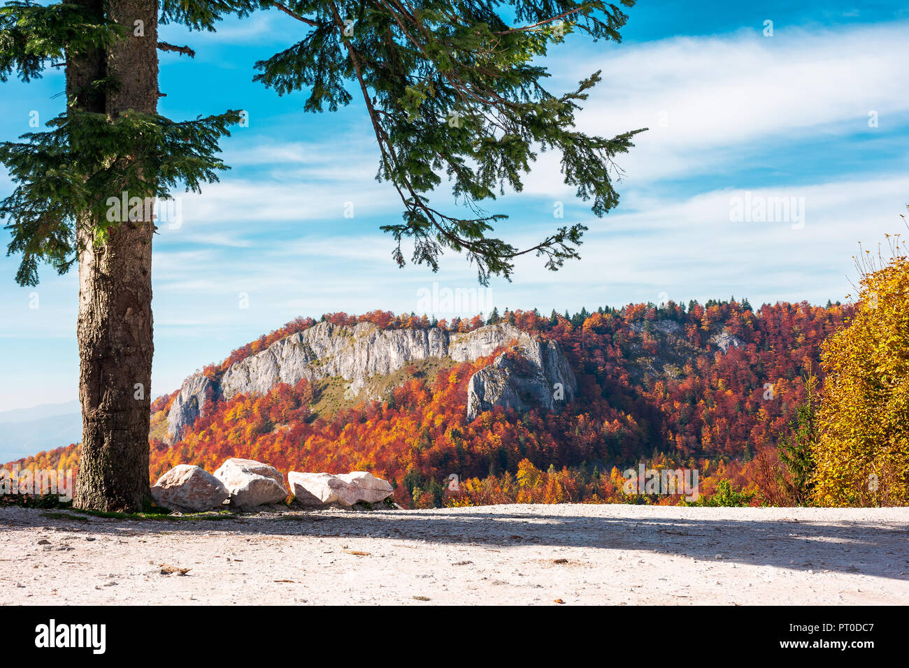 Parkplatz in Rumänien Berge. schöne Aussicht auf Felsen über der Wald im Herbst Farbe in der Ferne im Abendlicht Stockfoto