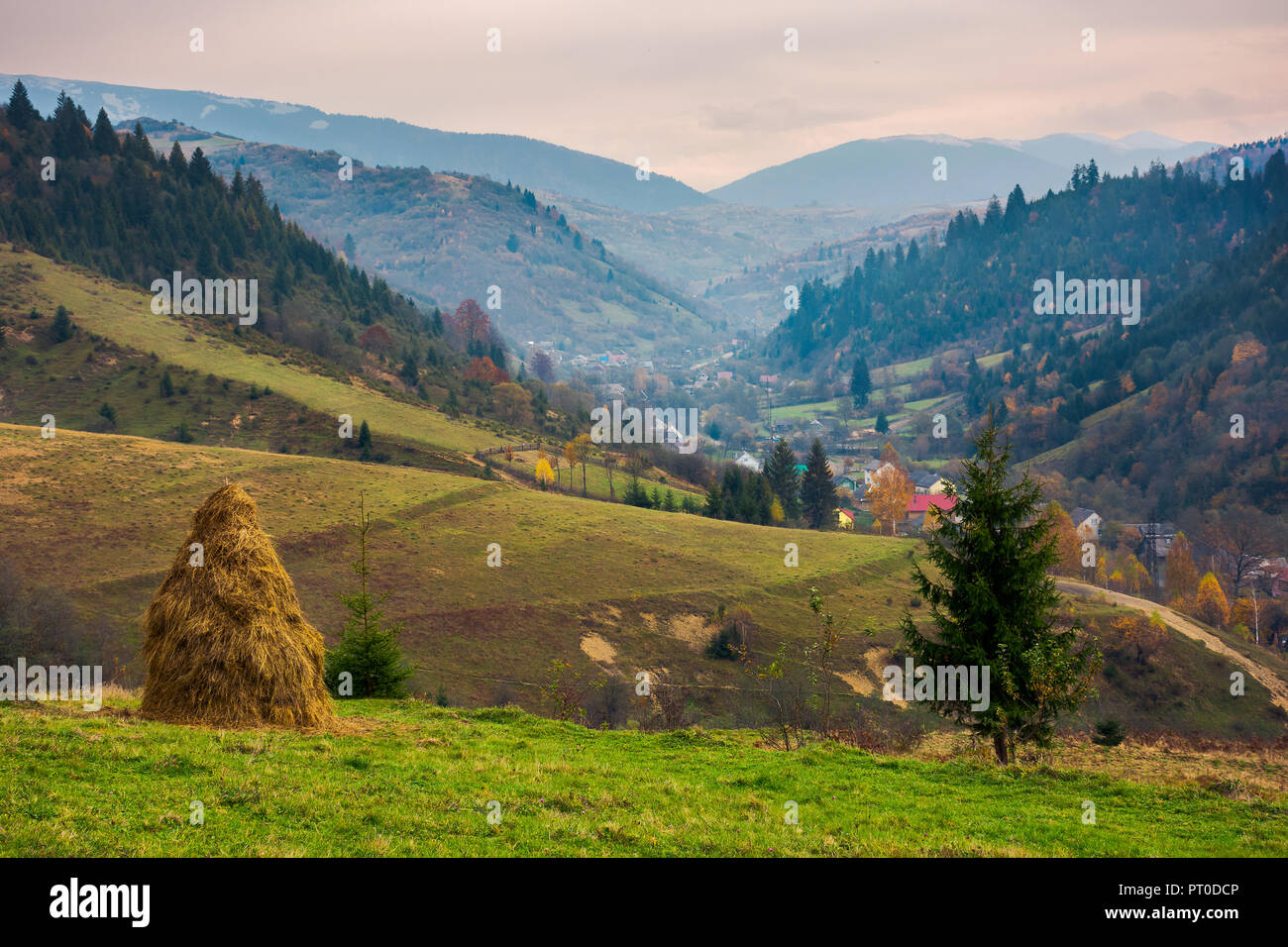 Reizende Landschaft in den Bergen an einem düsteren Tag. Dorf im Tal. Riesige ridge in der Ferne. Stockfoto