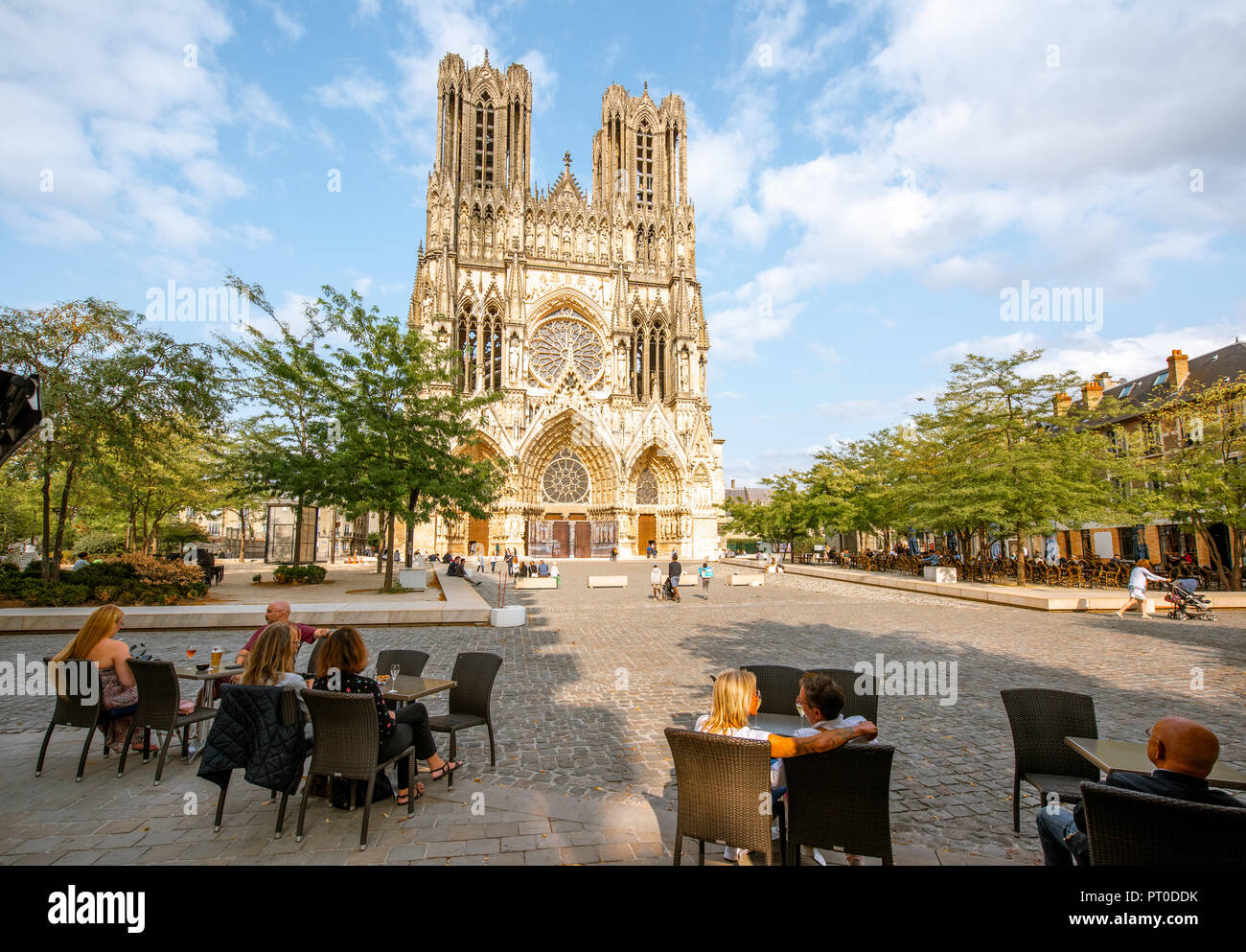 REIMS, Frankreich - 27. August 2017: Blick auf den Platz mit Cafe Bar in der Nähe der berühmten Kathedrale Notre-Dame in Reims, Frankreich Stockfoto